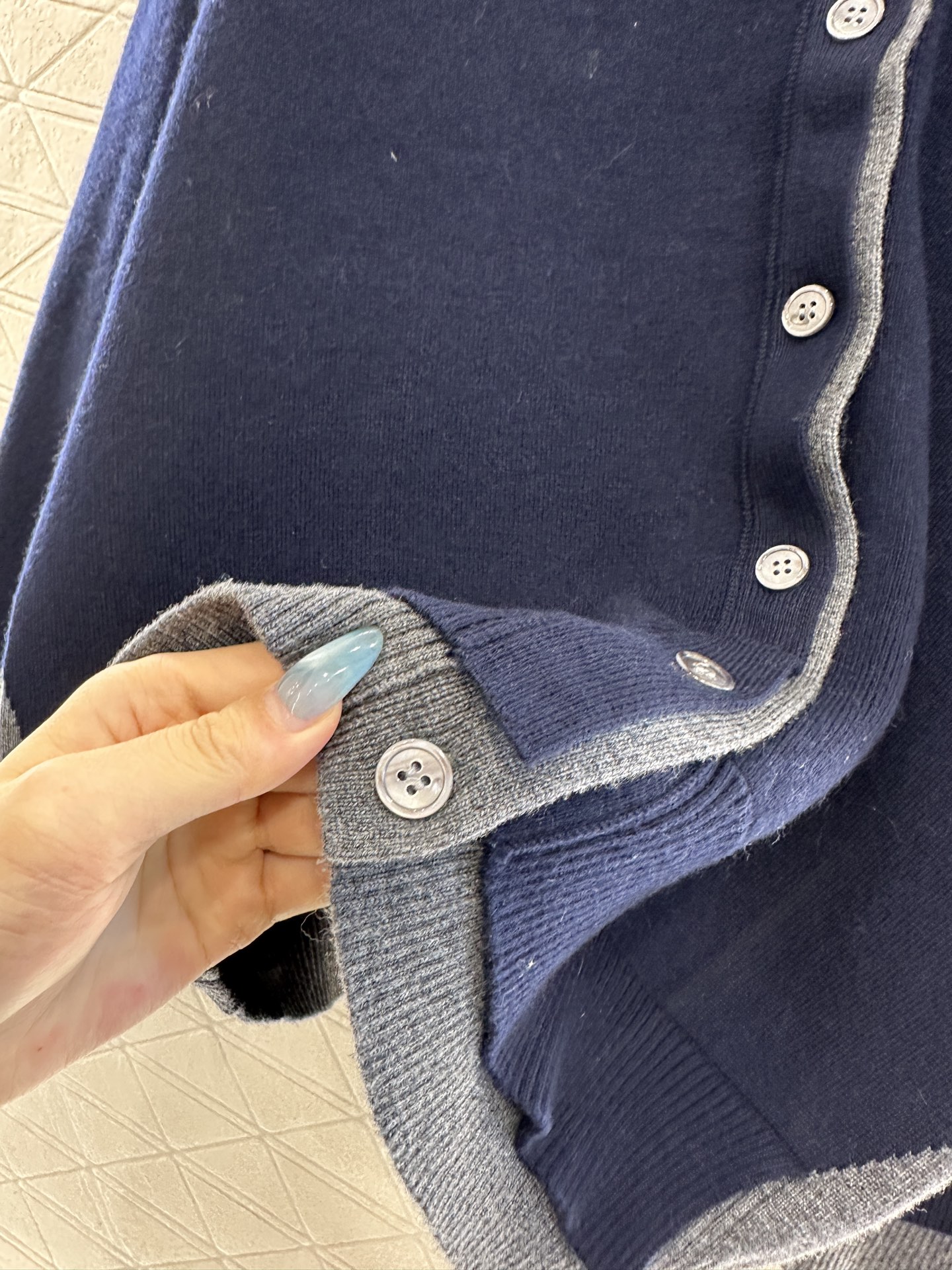 ♥Miumi*♥2025新品上架 撞色假两件针织开衫定制YB羊绒羊毛纱线织造，亲肤舒适，柔软有质感，V领