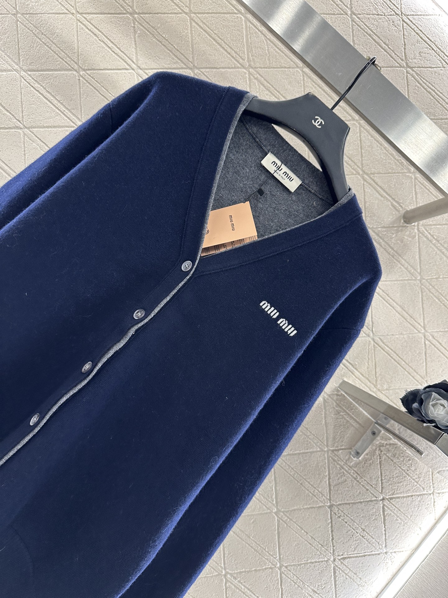 ♥Miumi*♥2025新品上架 撞色假两件针织开衫定制YB羊绒羊毛纱线织造，亲肤舒适，柔软有质感，V领