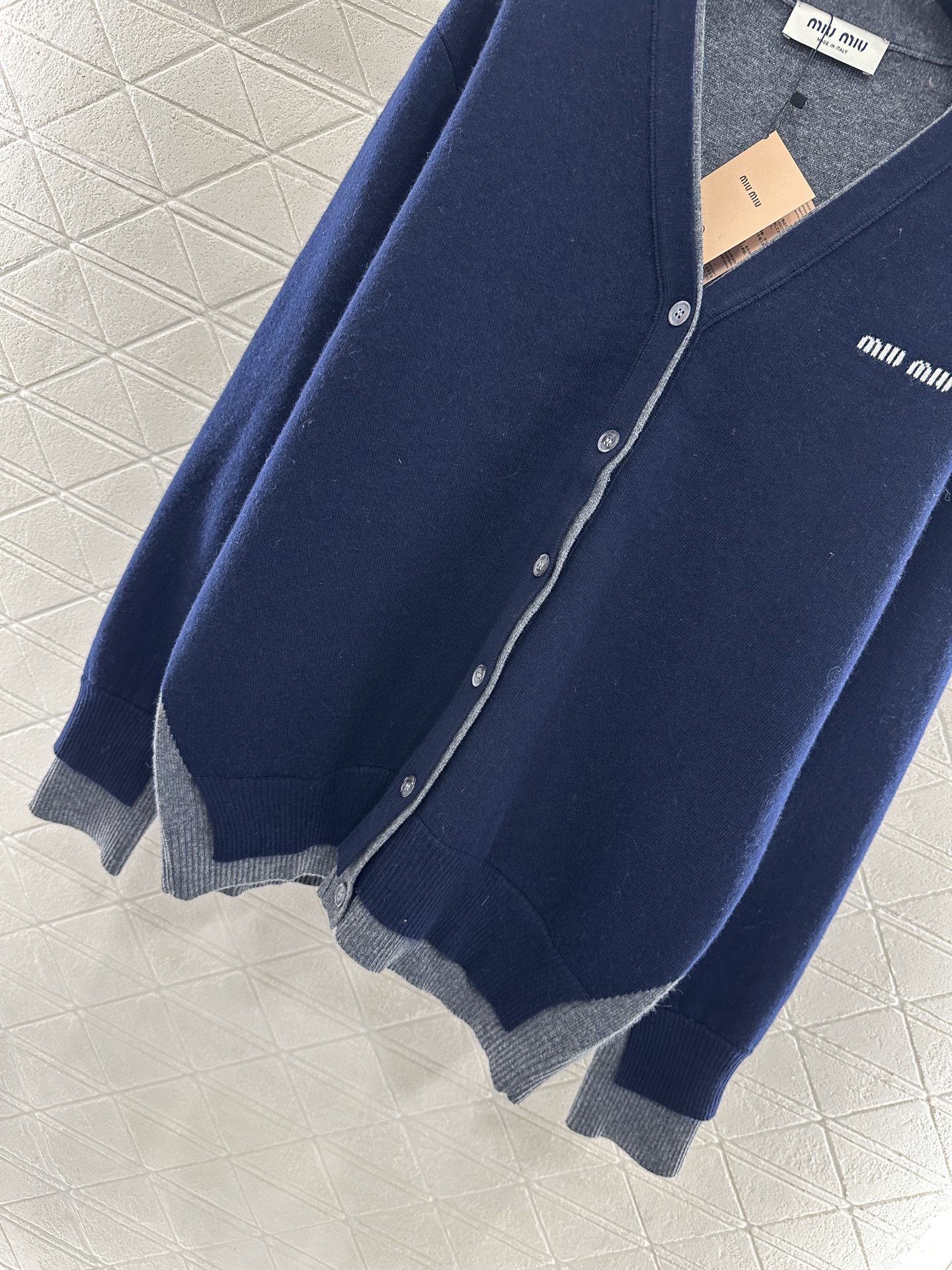 ♥Miumi*♥2025新品上架 撞色假两件针织开衫定制YB羊绒羊毛纱线织造，亲肤舒适，柔软有质感，V领