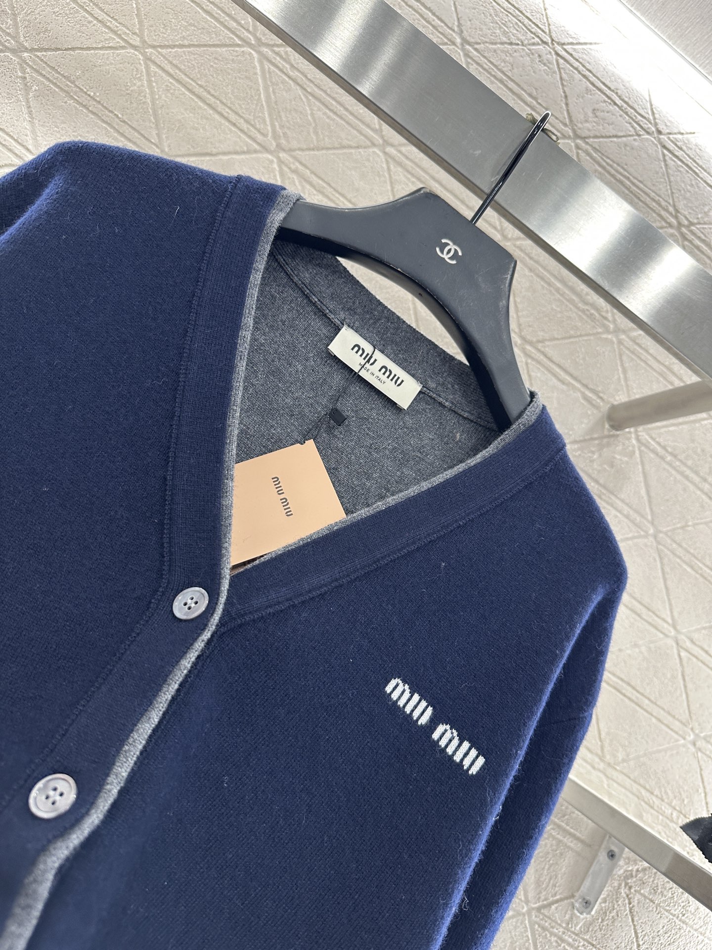 ♥Miumi*♥2025新品上架 撞色假两件针织开衫定制YB羊绒羊毛纱线织造，亲肤舒适，柔软有质感，V领