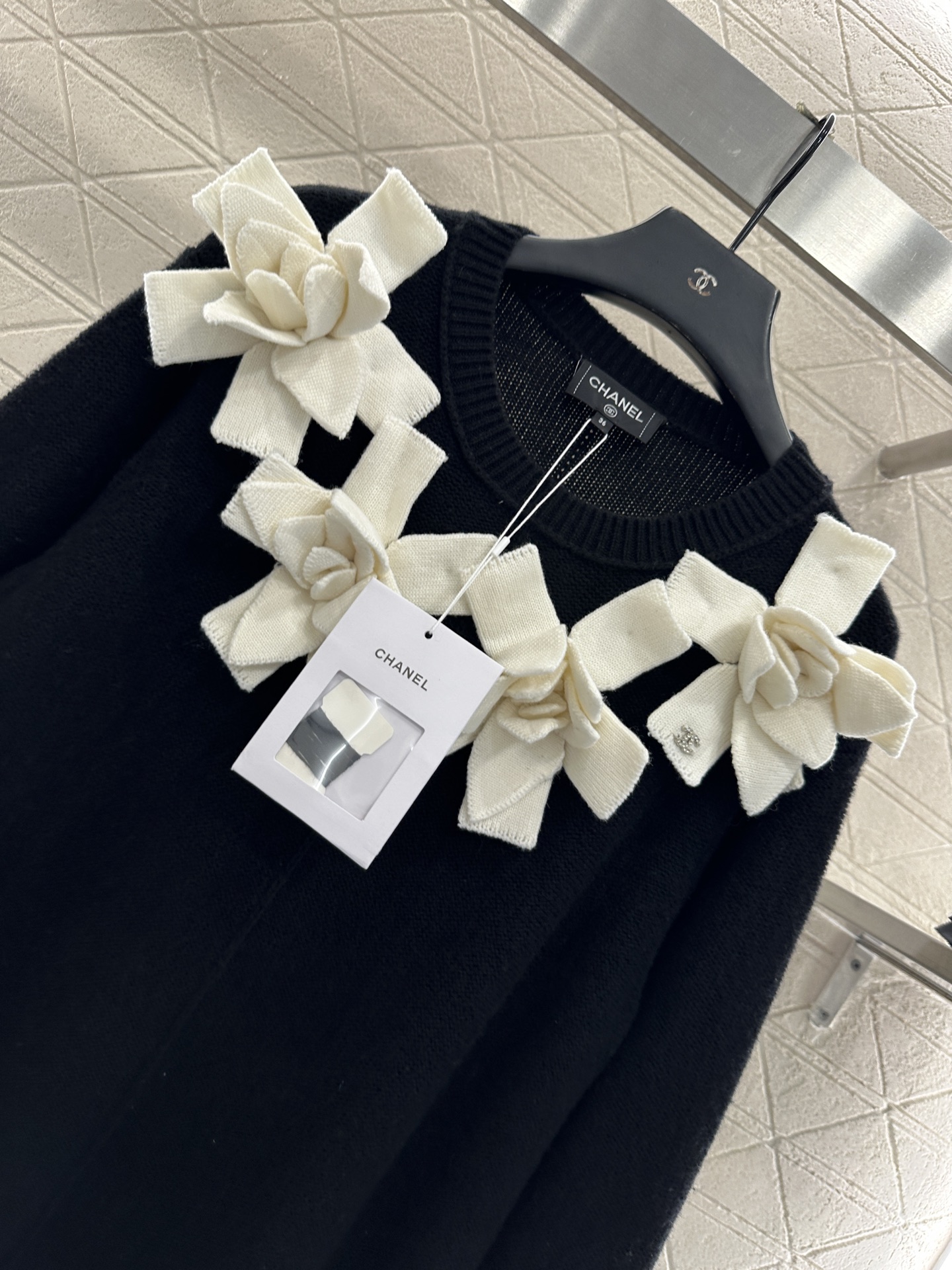 ♥Chane*♥2025新品上架 立体山茶花针织连衣裙定制YB羊毛纱线织造，质感高级，舒适柔软，圆领针织