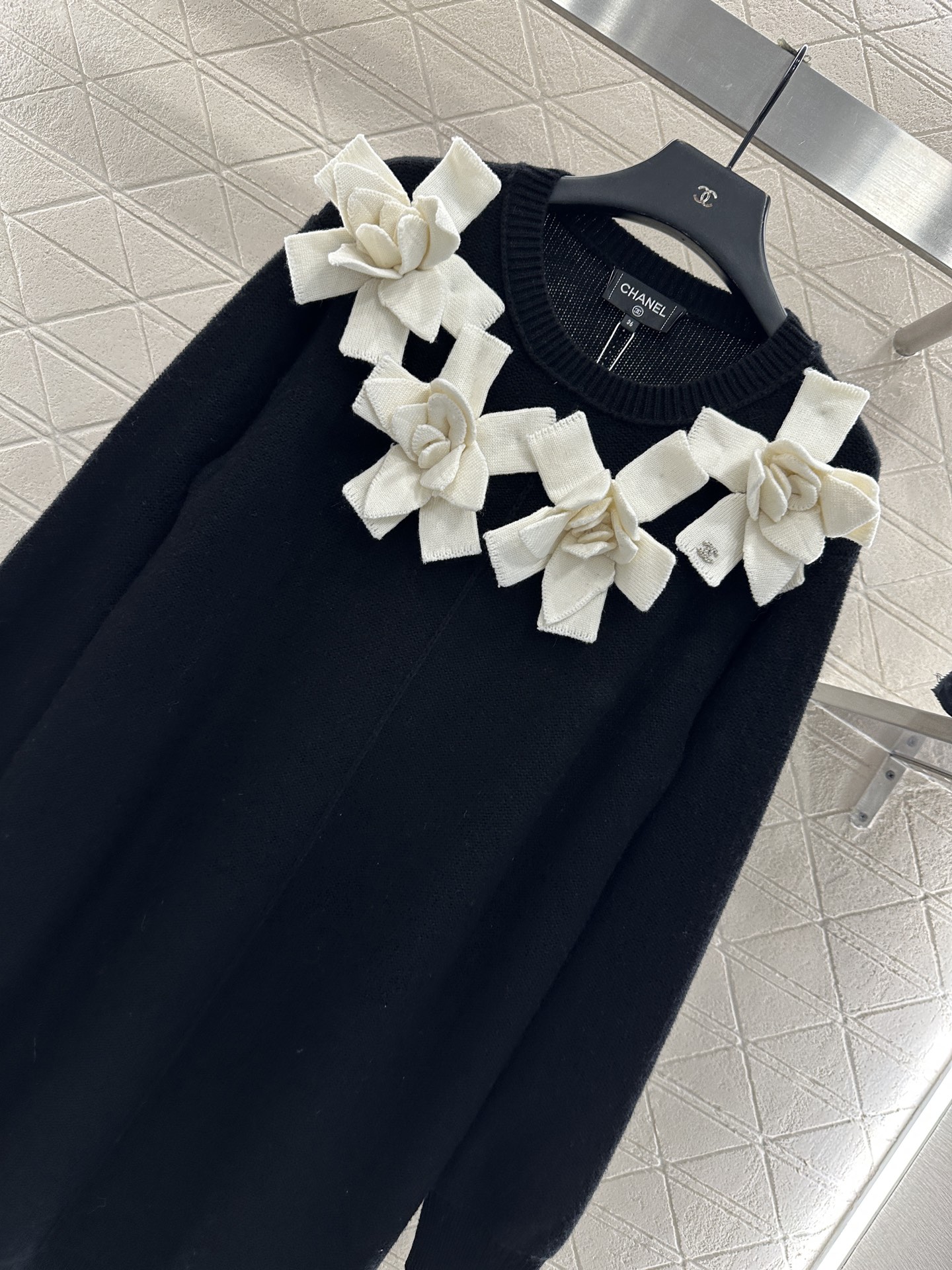 ♥Chane*♥2025新品上架 立体山茶花针织连衣裙定制YB羊毛纱线织造，质感高级，舒适柔软，圆领针织