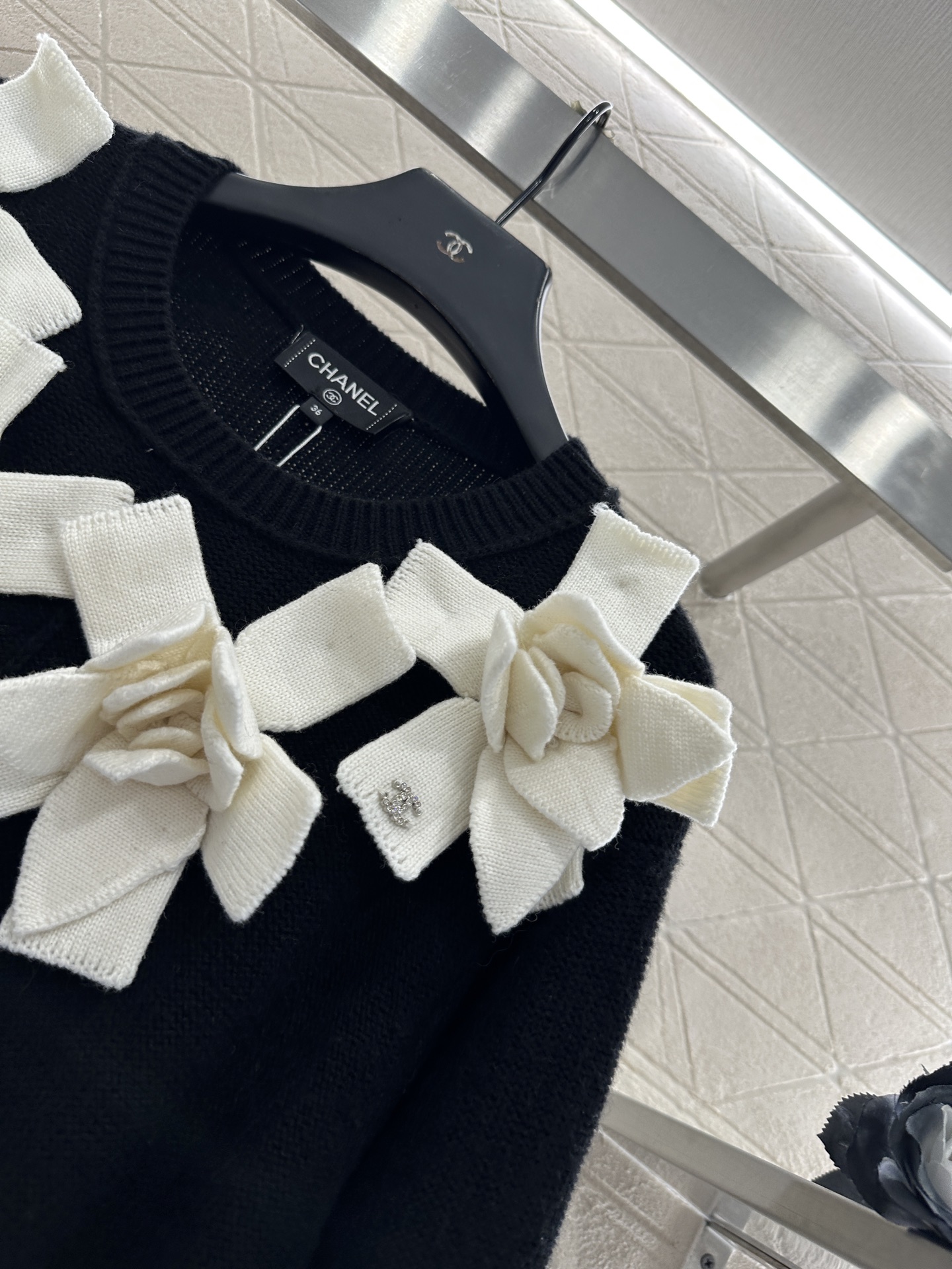 ♥Chane*♥2025新品上架 立体山茶花针织连衣裙定制YB羊毛纱线织造，质感高级，舒适柔软，圆领针织