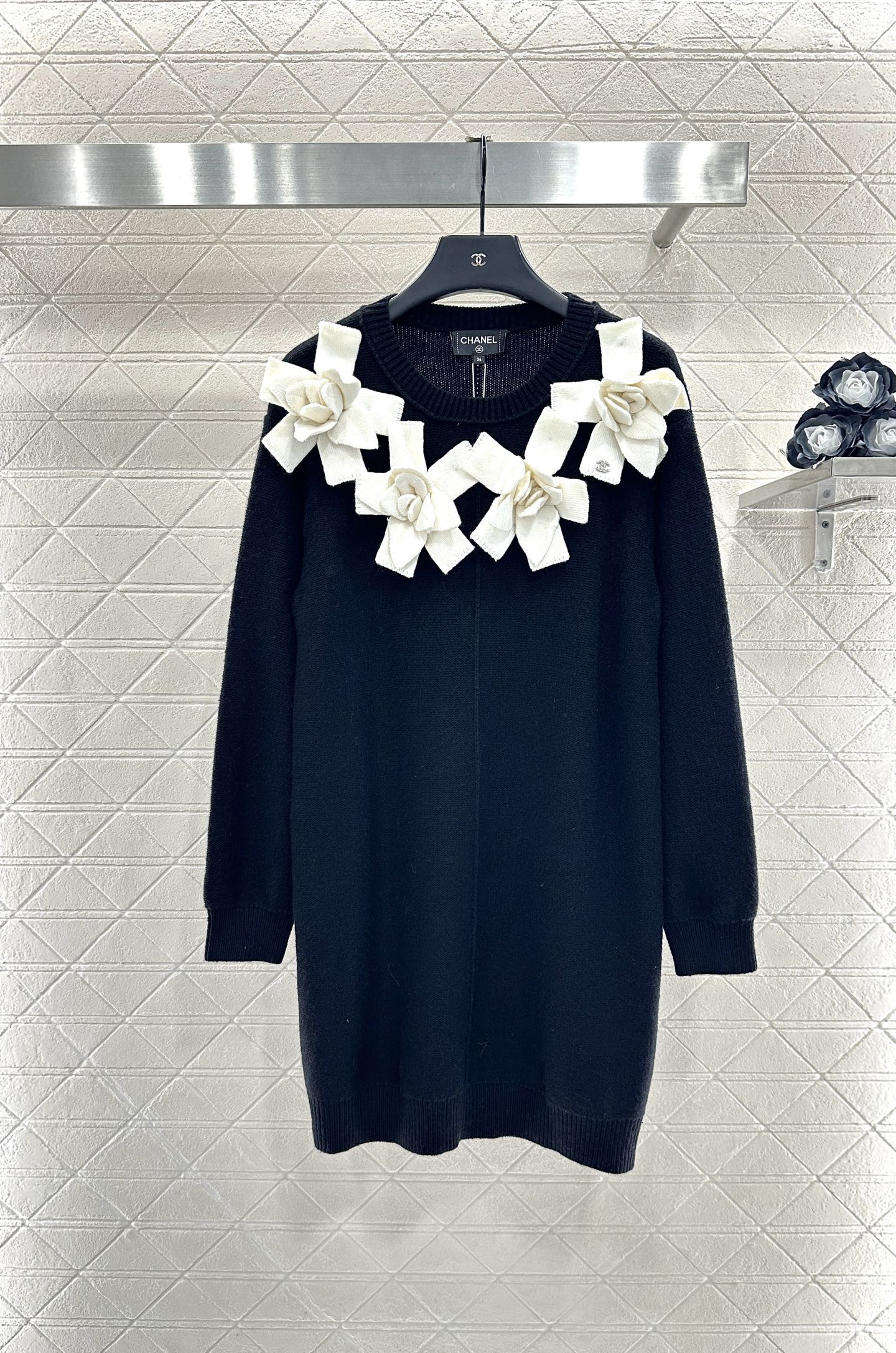 ♥Chane*♥2025新品上架 立体山茶花针织连衣裙定制YB羊毛纱线织造，质感高级，舒适柔软，圆领针织