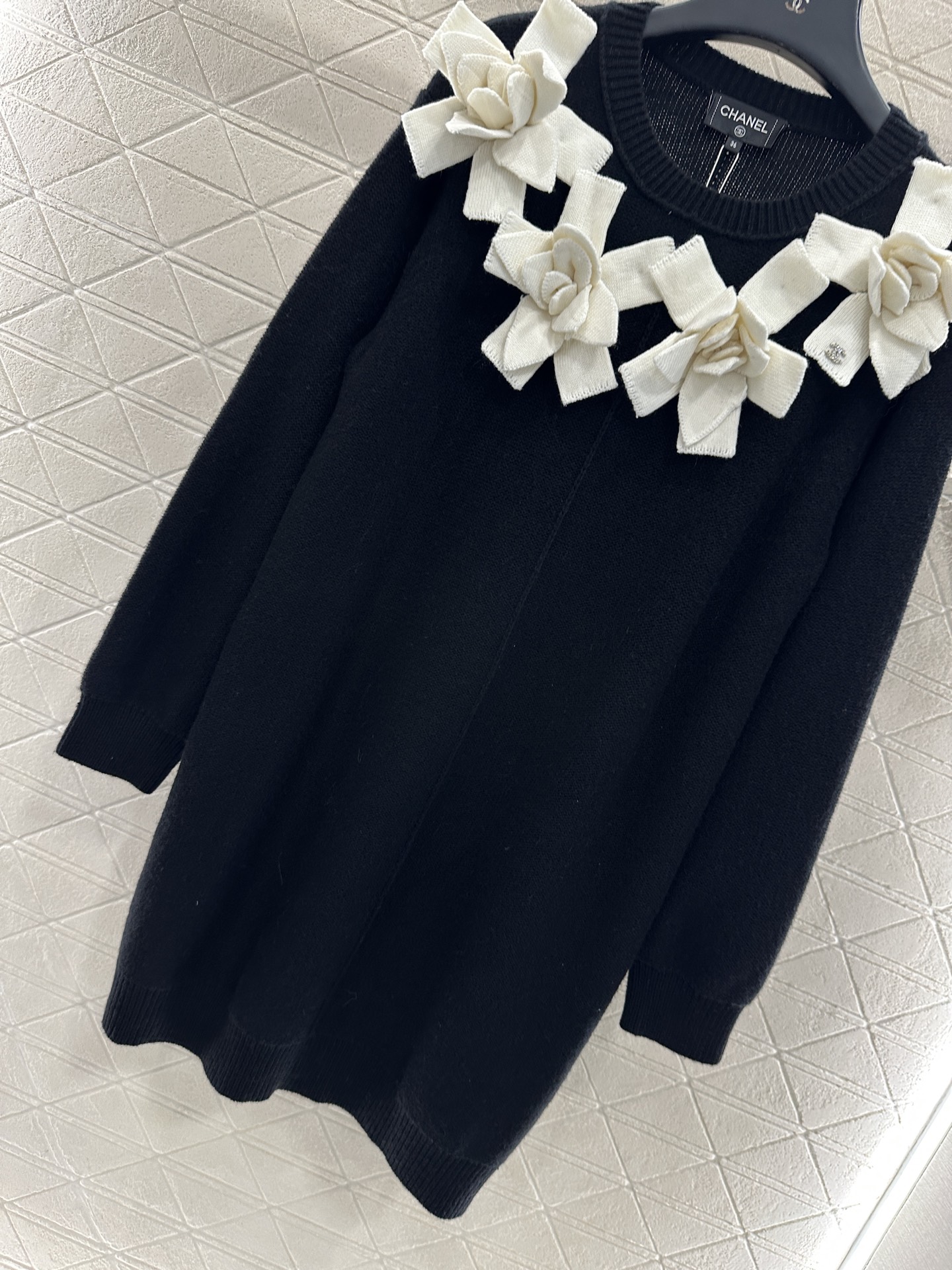 ♥Chane*♥2025新品上架 立体山茶花针织连衣裙定制YB羊毛纱线织造，质感高级，舒适柔软，圆领针织