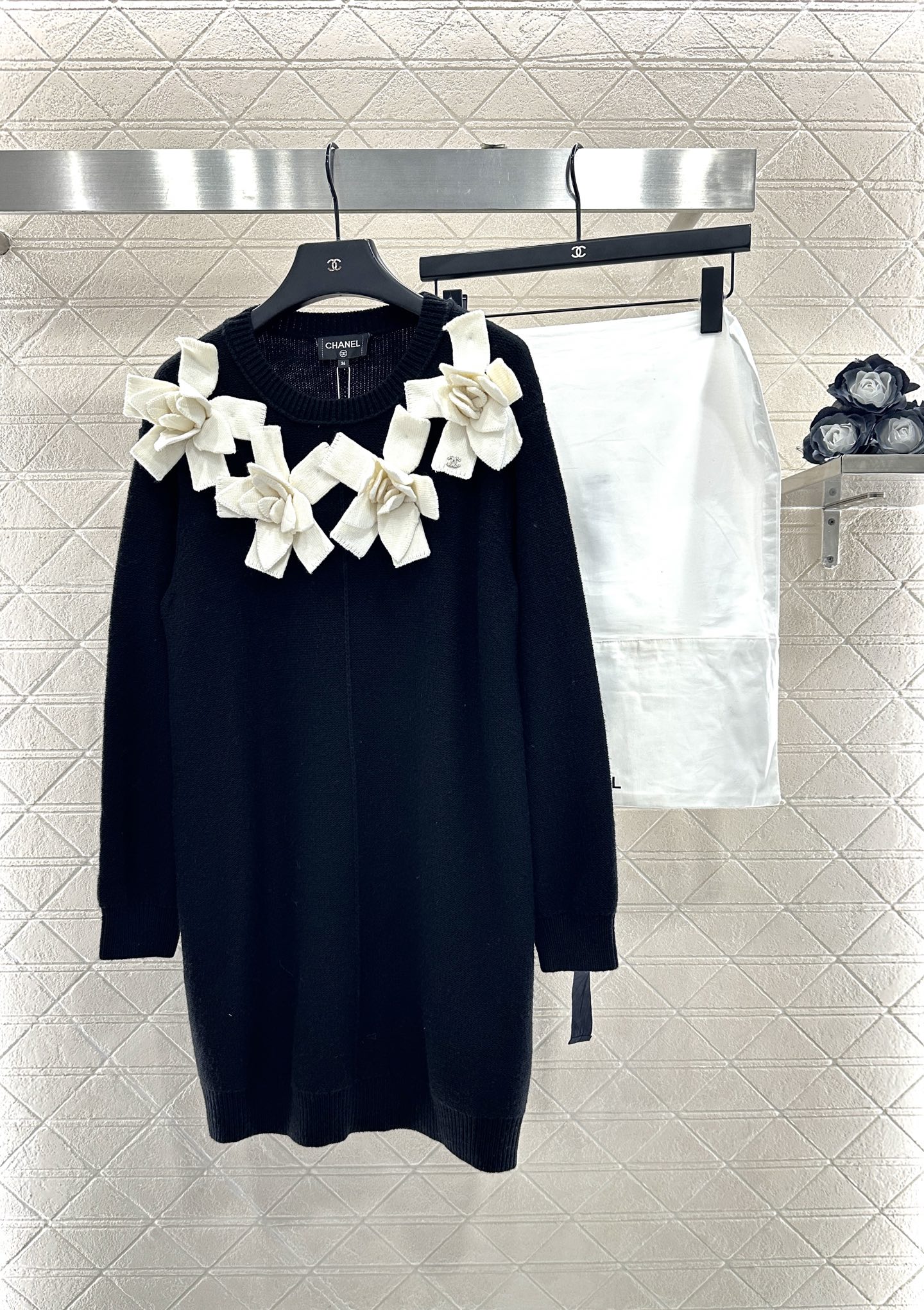 ♥Chane*♥2025新品上架 立体山茶花针织连衣裙定制YB羊毛纱线织造，质感高级，舒适柔软，圆领针织