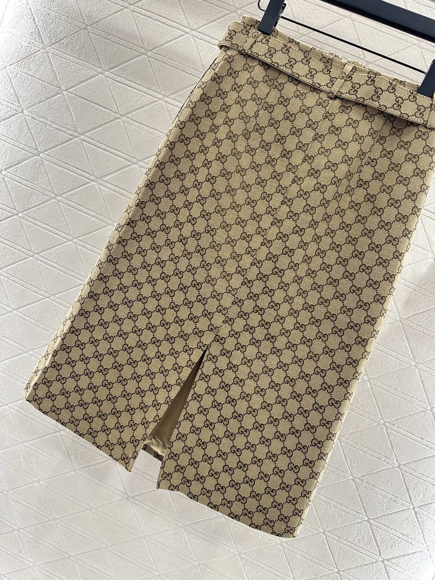 ♥Gucc*♥2025新品上架 提花腰带中长半裙定制YB进口提花材质，质感高级，挺括有型，高腰系扣直筒半