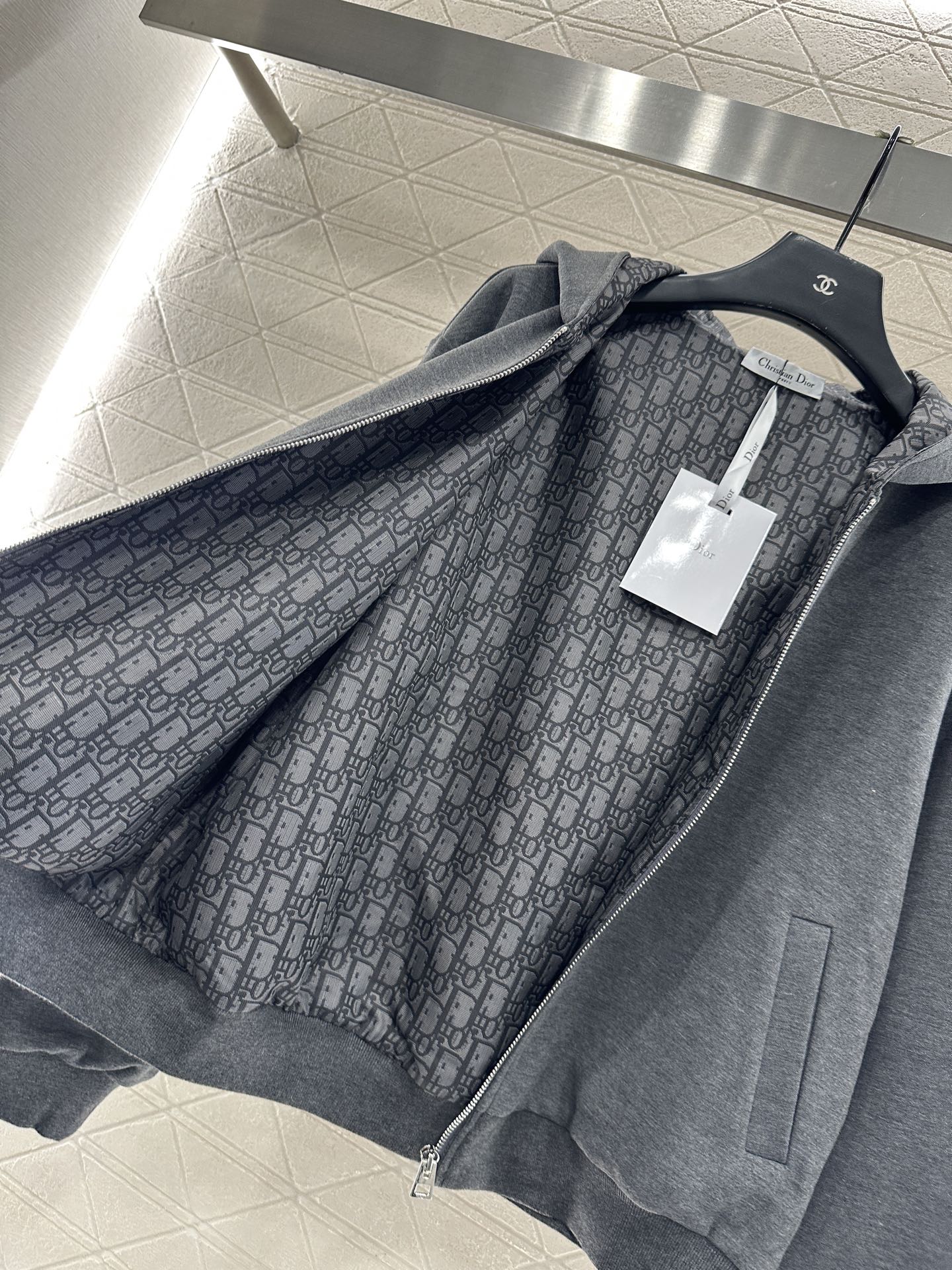 ♥Dio*♥2025新品上架 连帽外套长裤套装定制YB进口天丝棉材质，质感光泽，舒适垂顺，连帽拉链开襟外