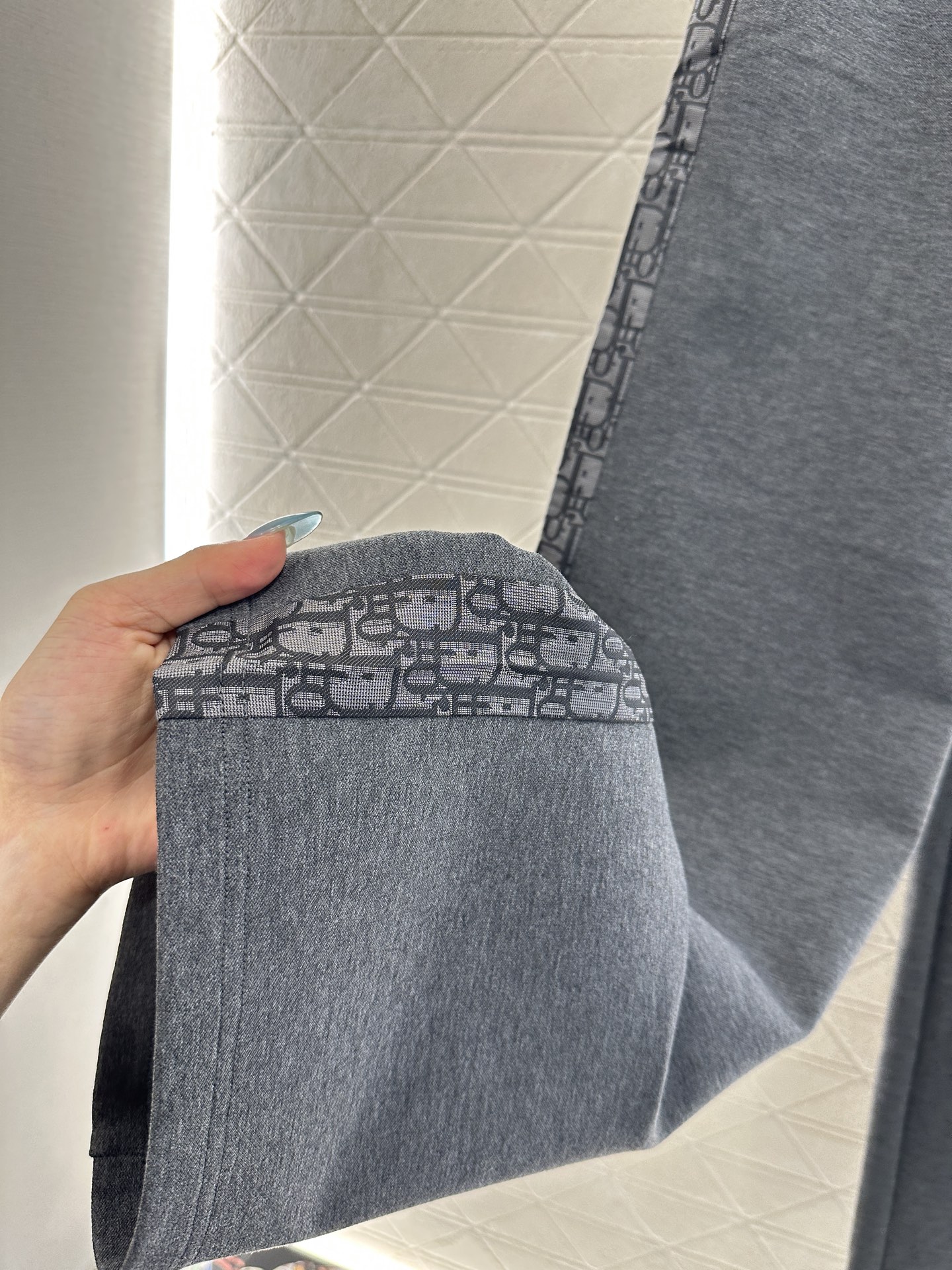 ♥Dio*♥2025新品上架 连帽外套长裤套装定制YB进口天丝棉材质，质感光泽，舒适垂顺，连帽拉链开襟外