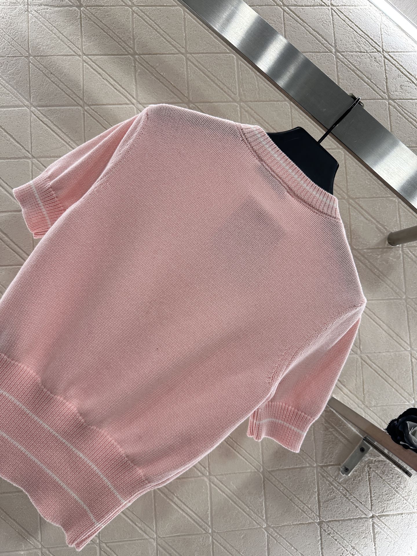 ♥Dio*♥2025新品上架 珍珠字母针织泡泡短袖定制YB羊毛纱线织造，柔软舒适，洋气显瘦，圆领泡泡袖耸