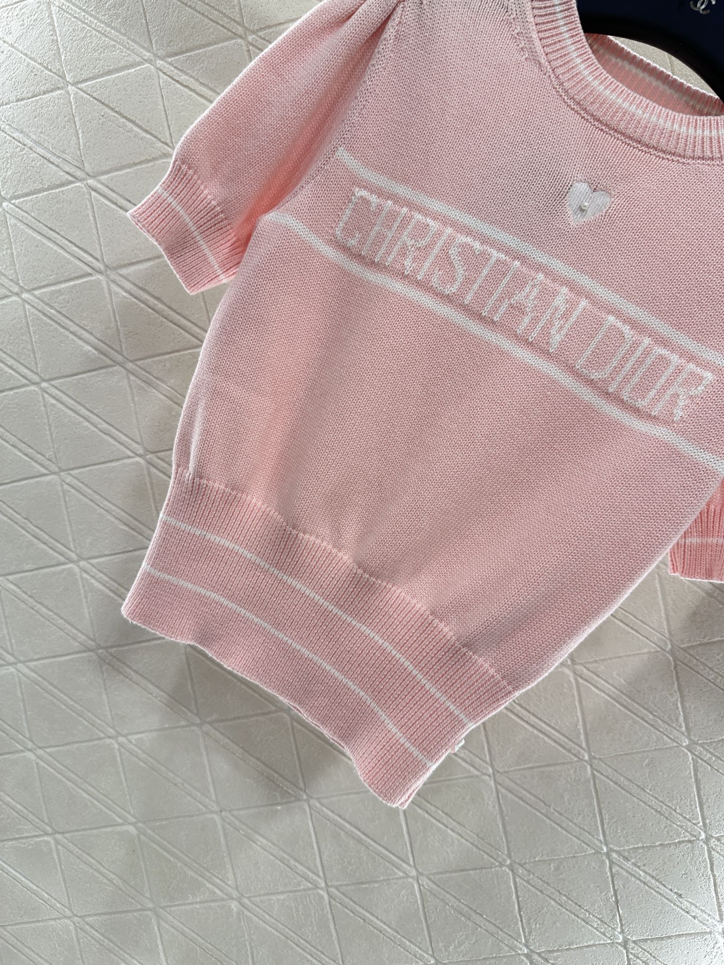 ♥Dio*♥2025新品上架 珍珠字母针织泡泡短袖定制YB羊毛纱线织造，柔软舒适，洋气显瘦，圆领泡泡袖耸