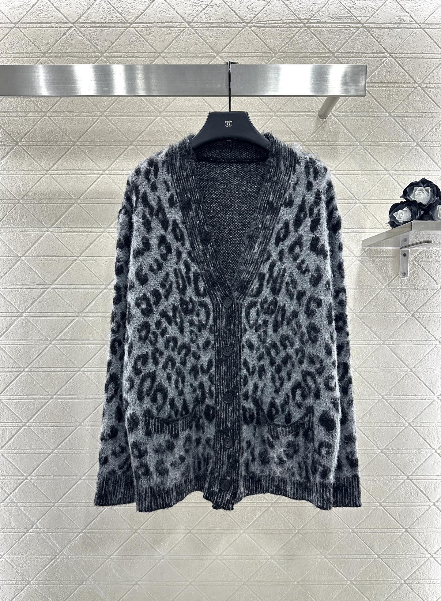 ♥Aninebin*♥2025新品上架 豹纹口袋针织开衫定制YB超细羊驼绒纱线织造，质感高级，舒适柔软，