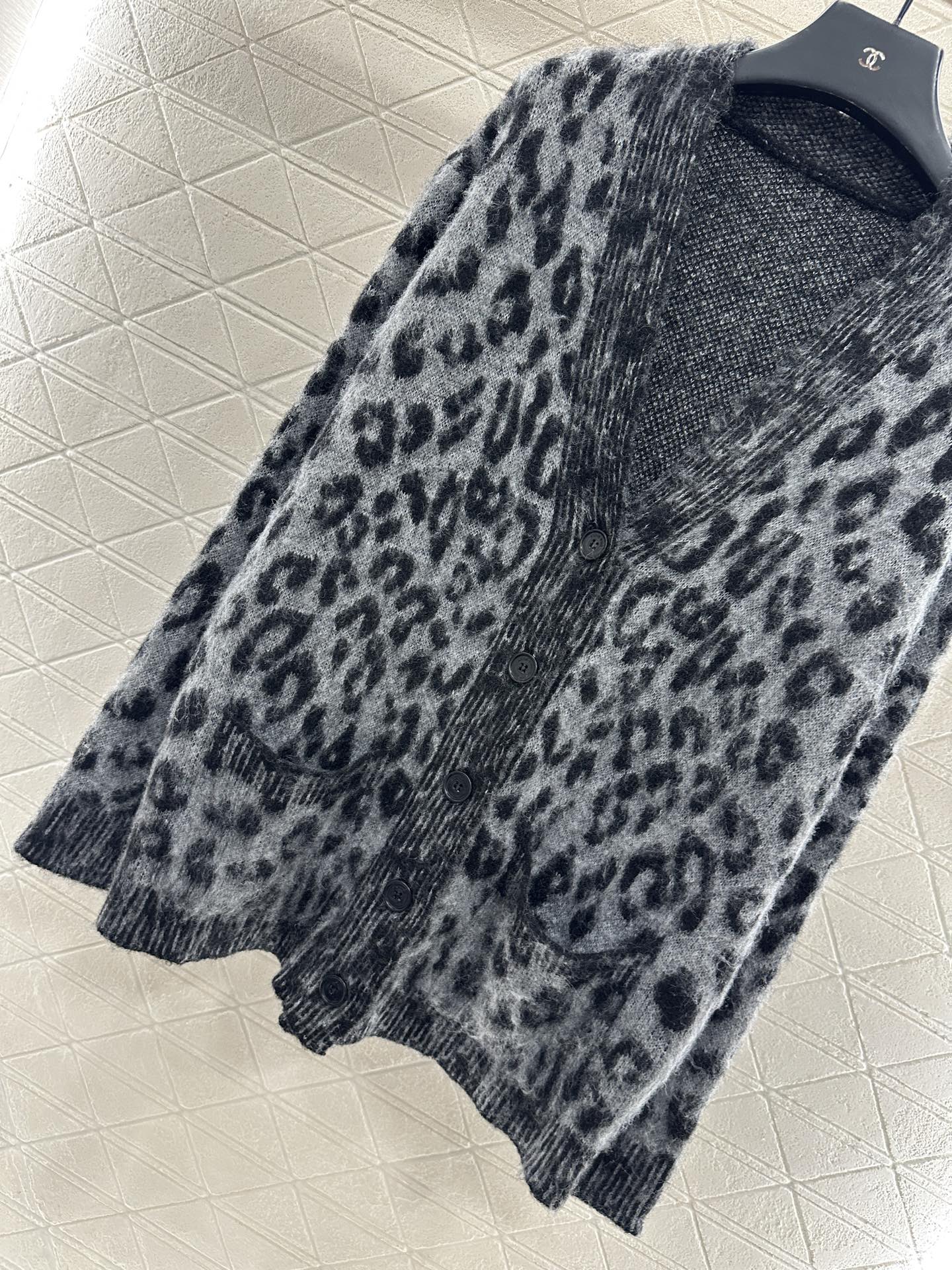 ♥Aninebin*♥2025新品上架 豹纹口袋针织开衫定制YB超细羊驼绒纱线织造，质感高级，舒适柔软，