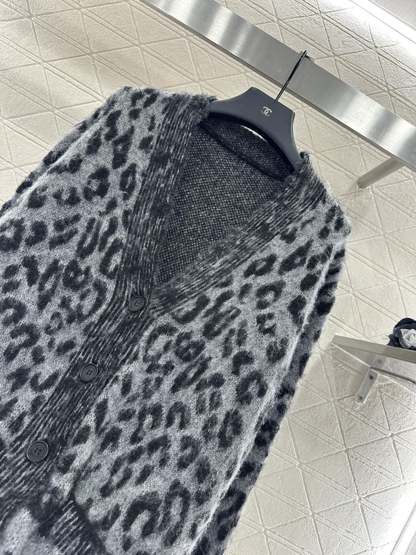 ♥Aninebin*♥2025新品上架 豹纹口袋针织开衫定制YB超细羊驼绒纱线织造，质感高级，舒适柔软，