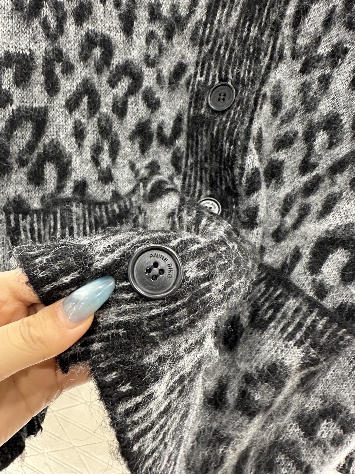 ♥Aninebin*♥2025新品上架 豹纹口袋针织开衫定制YB超细羊驼绒纱线织造，质感高级，舒适柔软，