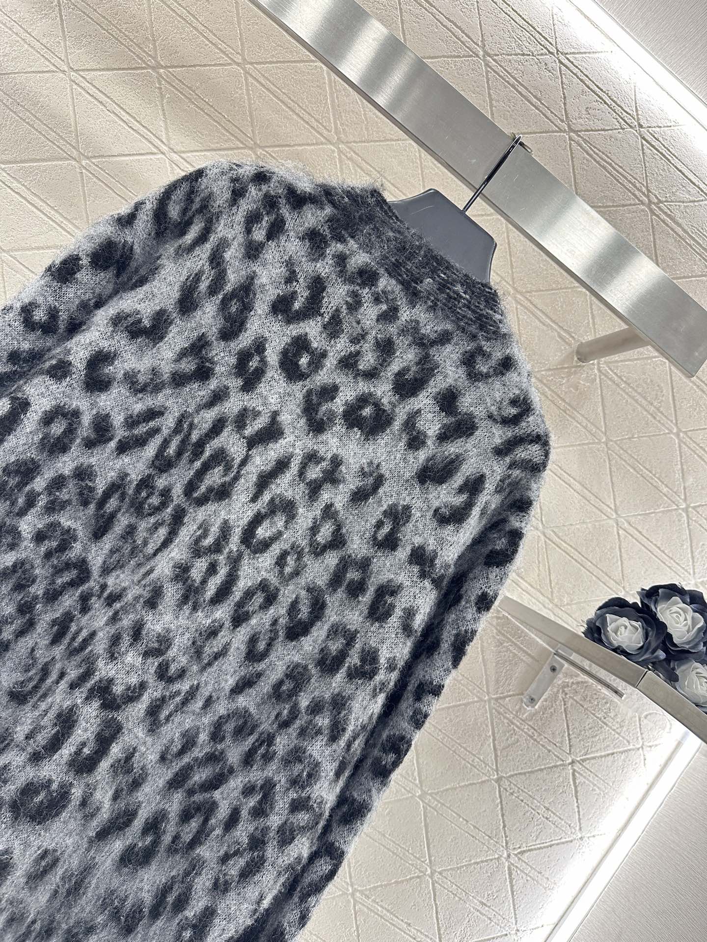 ♥Aninebin*♥2025新品上架 豹纹口袋针织开衫定制YB超细羊驼绒纱线织造，质感高级，舒适柔软，