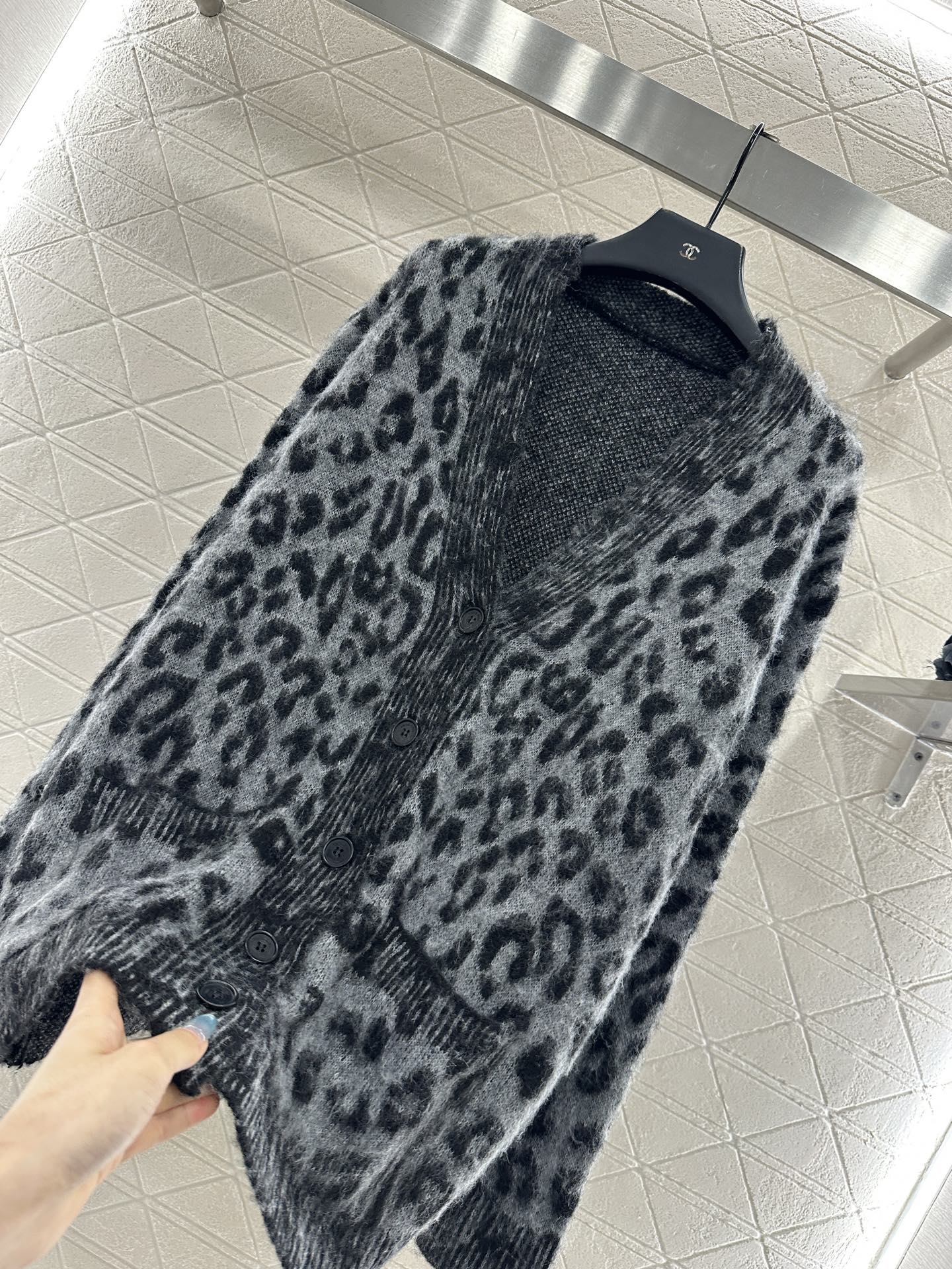 ♥Aninebin*♥2025新品上架 豹纹口袋针织开衫定制YB超细羊驼绒纱线织造，质感高级，舒适柔软，