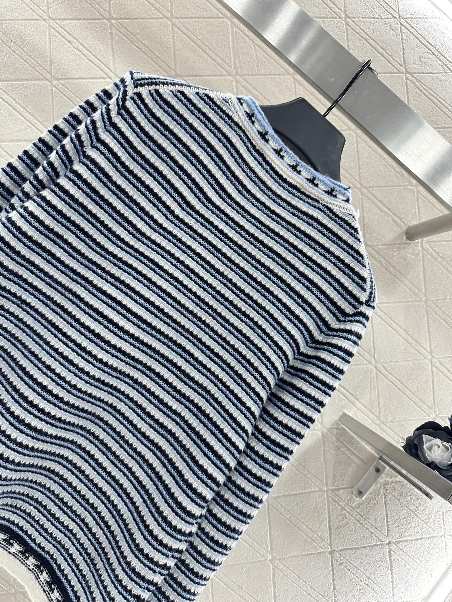 ♥Dio*♥2025新品上架 圆领针织条纹开衫定制YB羊毛针织材质，柔软细腻，质感舒适，圆领开衫剪裁，领