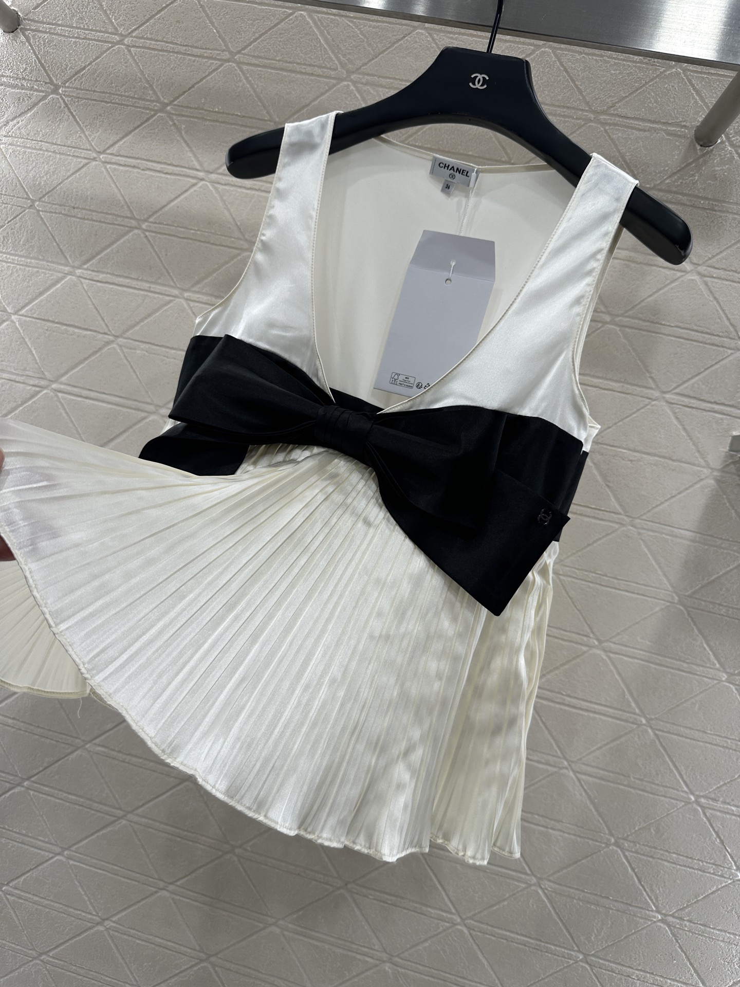 ♥Chane*♥2025新品上架 拼色蝴蝶结深V背心定制YB进口缎面真丝材质，亲肤舒适，光泽饱满细腻，深