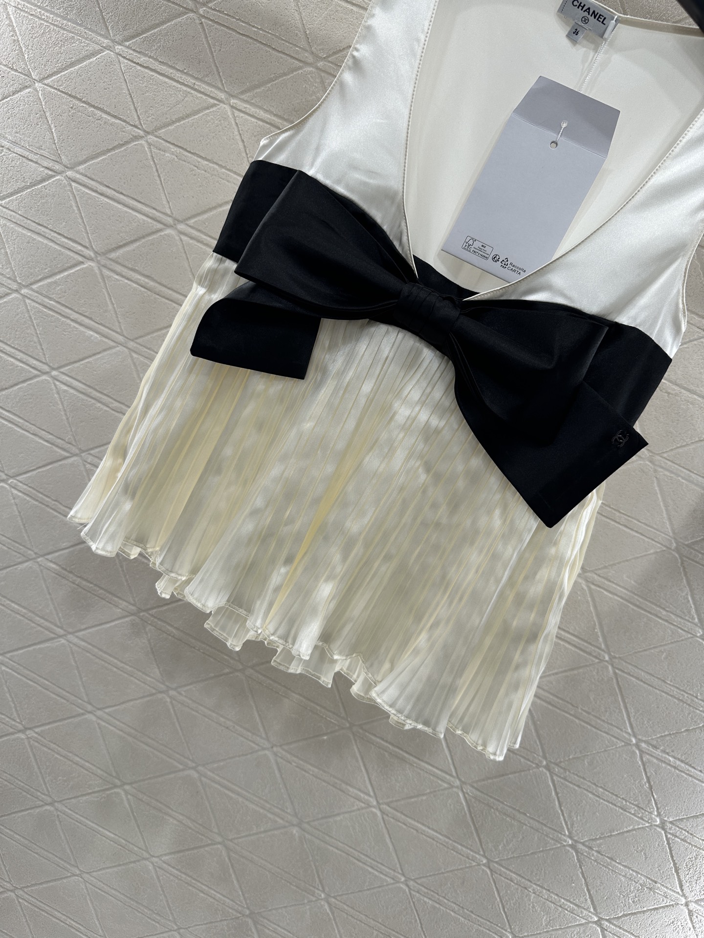 ♥Chane*♥2025新品上架 拼色蝴蝶结深V背心定制YB进口缎面真丝材质，亲肤舒适，光泽饱满细腻，深