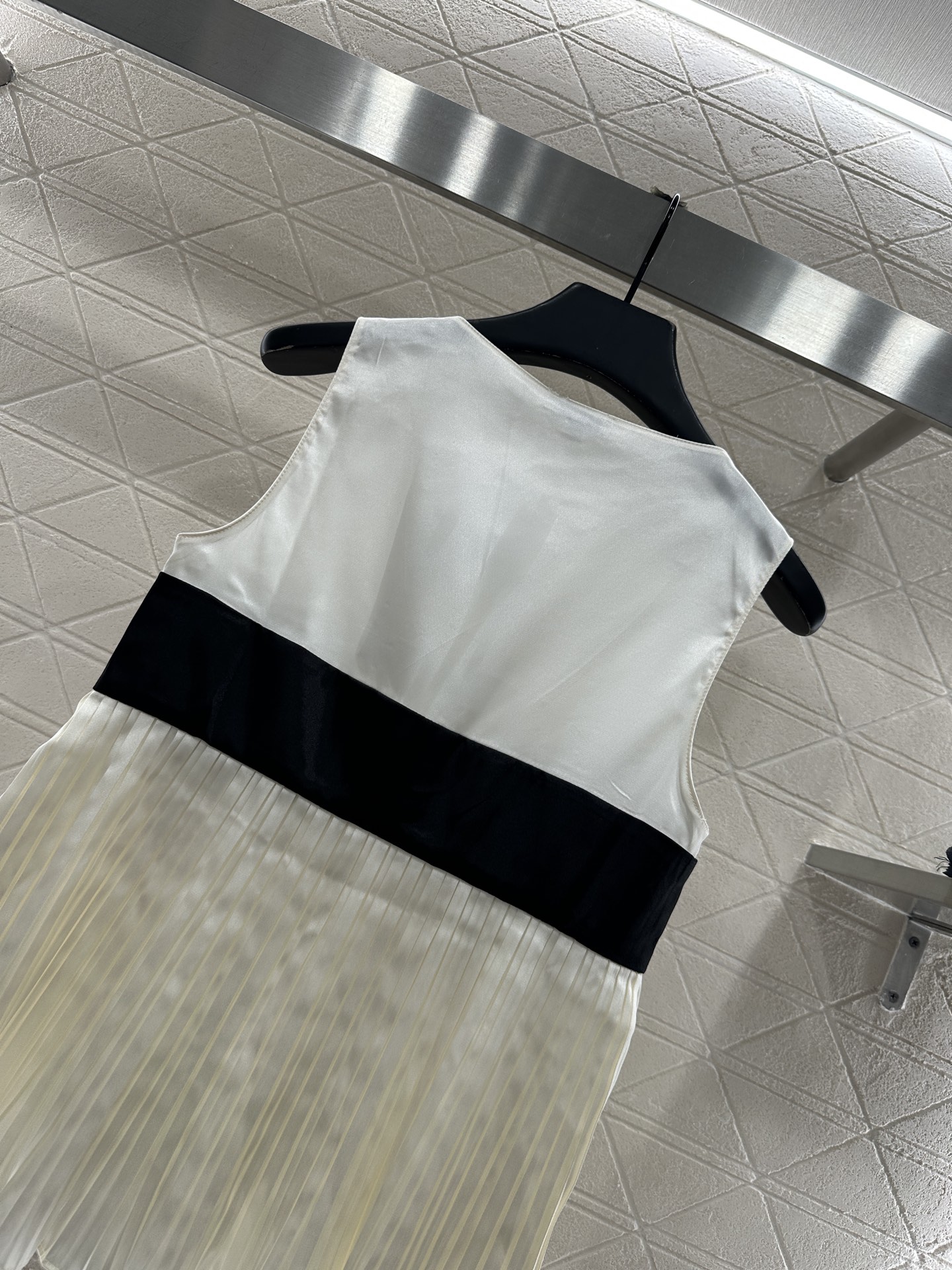 ♥Chane*♥2025新品上架 拼色蝴蝶结深V背心定制YB进口缎面真丝材质，亲肤舒适，光泽饱满细腻，深