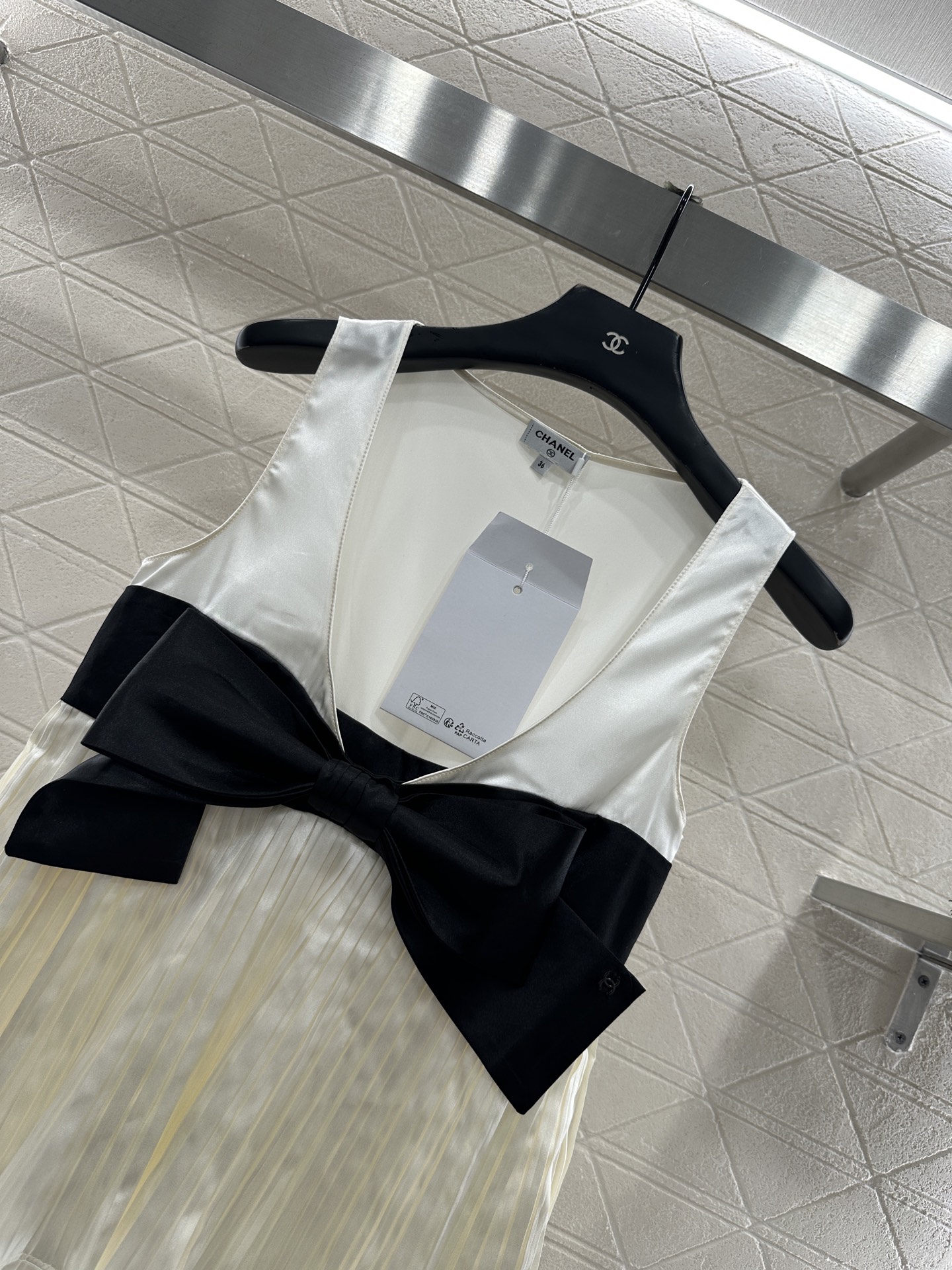 ♥Chane*♥2025新品上架 拼色蝴蝶结深V背心定制YB进口缎面真丝材质，亲肤舒适，光泽饱满细腻，深