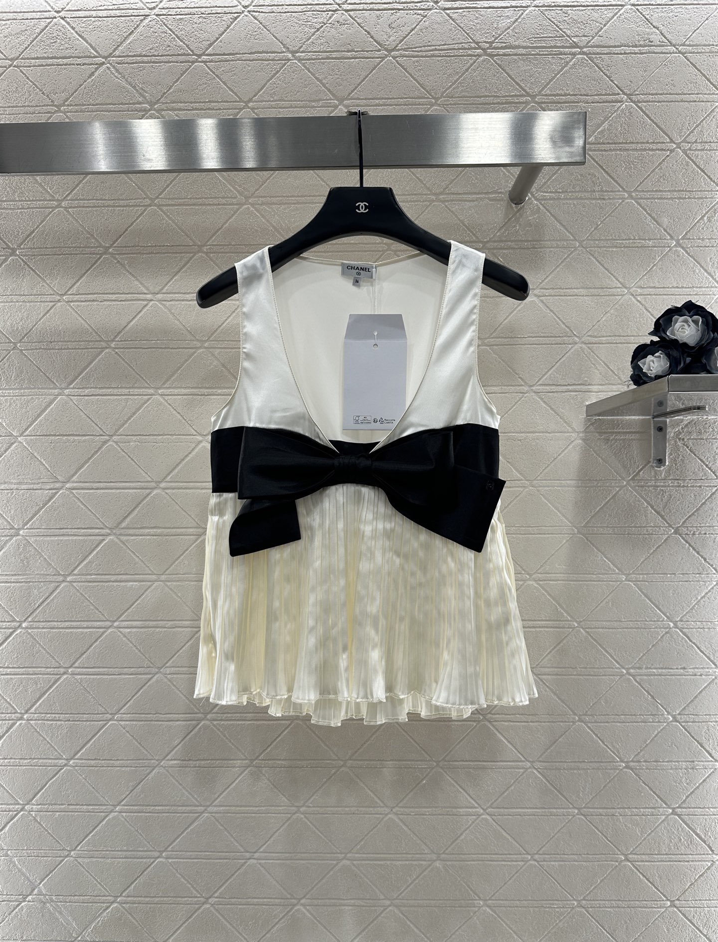 ♥Chane*♥2025新品上架 拼色蝴蝶结深V背心定制YB进口缎面真丝材质，亲肤舒适，光泽饱满细腻，深