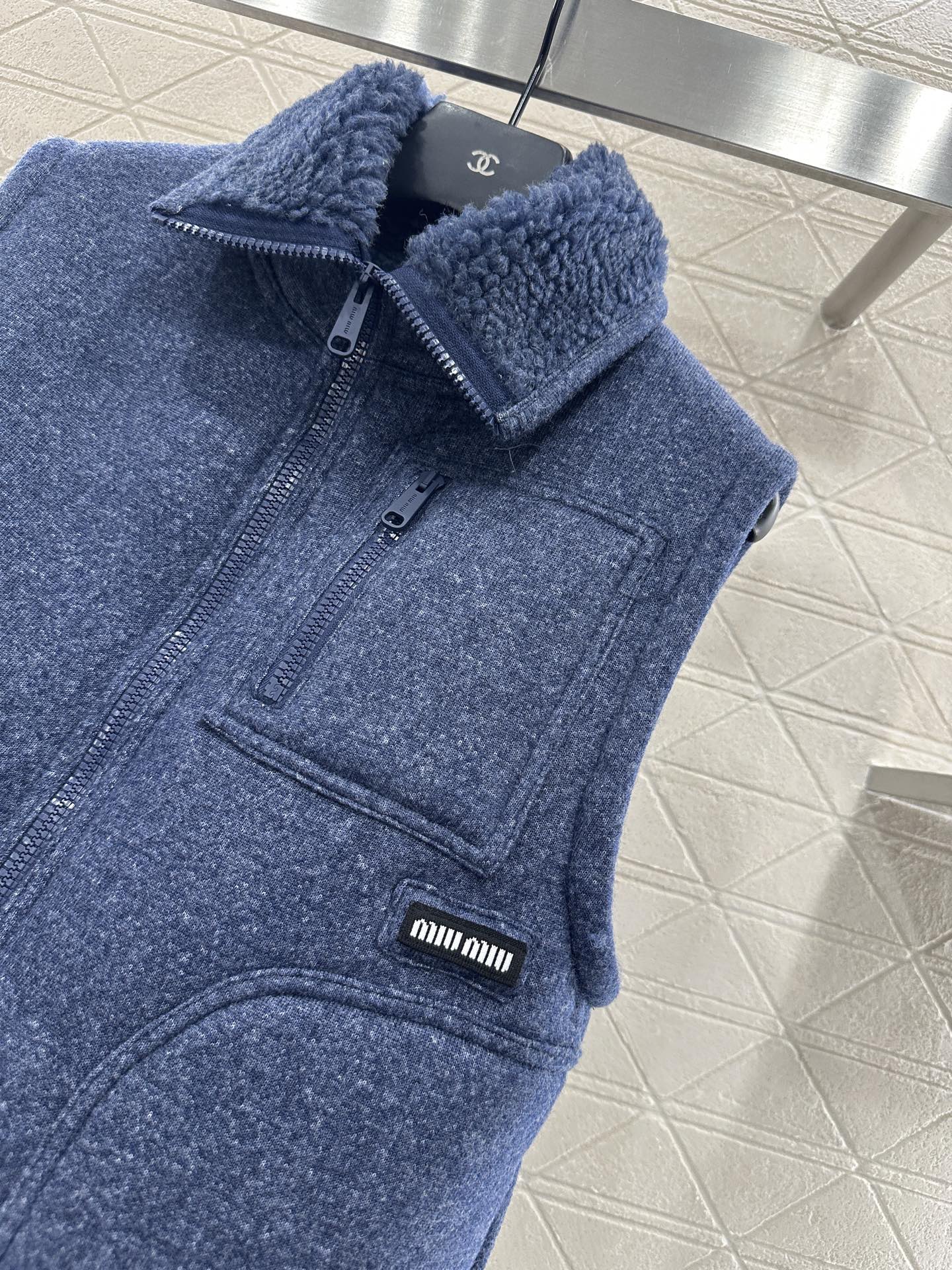 ♥Miumi*♥2025新品上架 摇粒绒立领马甲定制YB泰迪羊毛材质，整件轻盈保暖，直筒马甲时髦不显臃肿