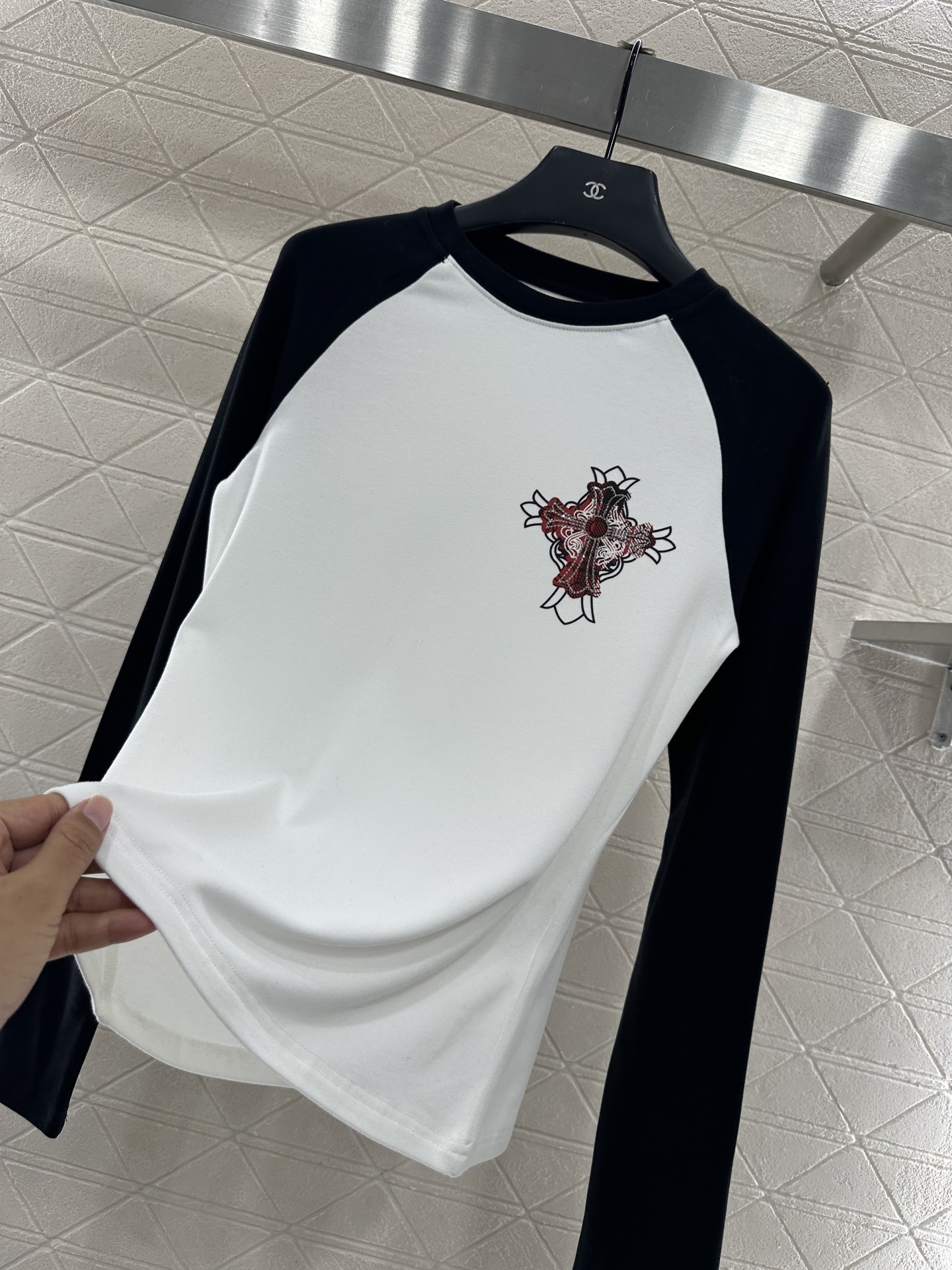 ♥Chrome heatt*♥2025新品上架 烫钻插肩十字架长袖上衣定制YB原生全棉材质，内里磨绒处理