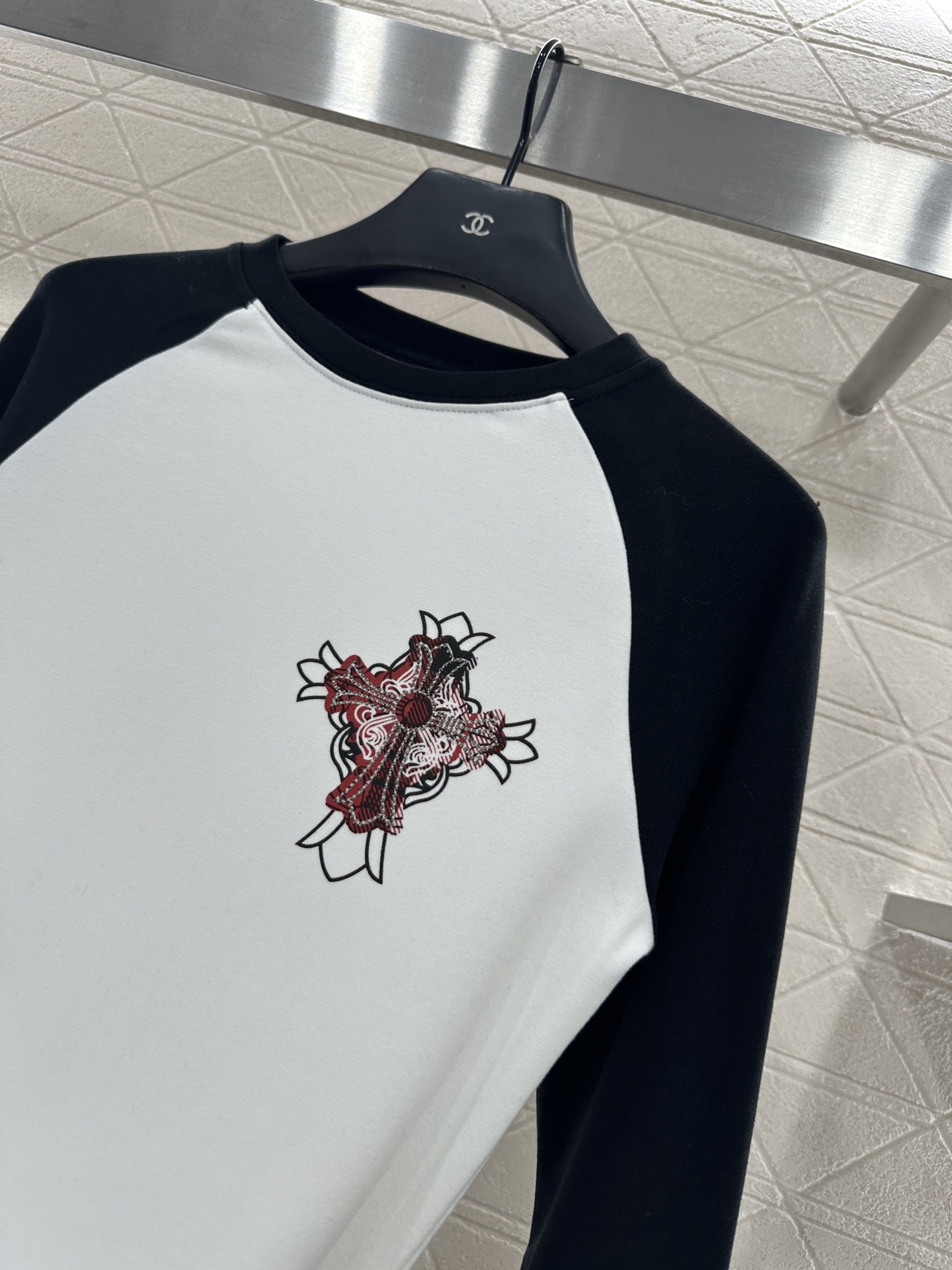 ♥Chrome heatt*♥2025新品上架 烫钻插肩十字架长袖上衣定制YB原生全棉材质，内里磨绒处理