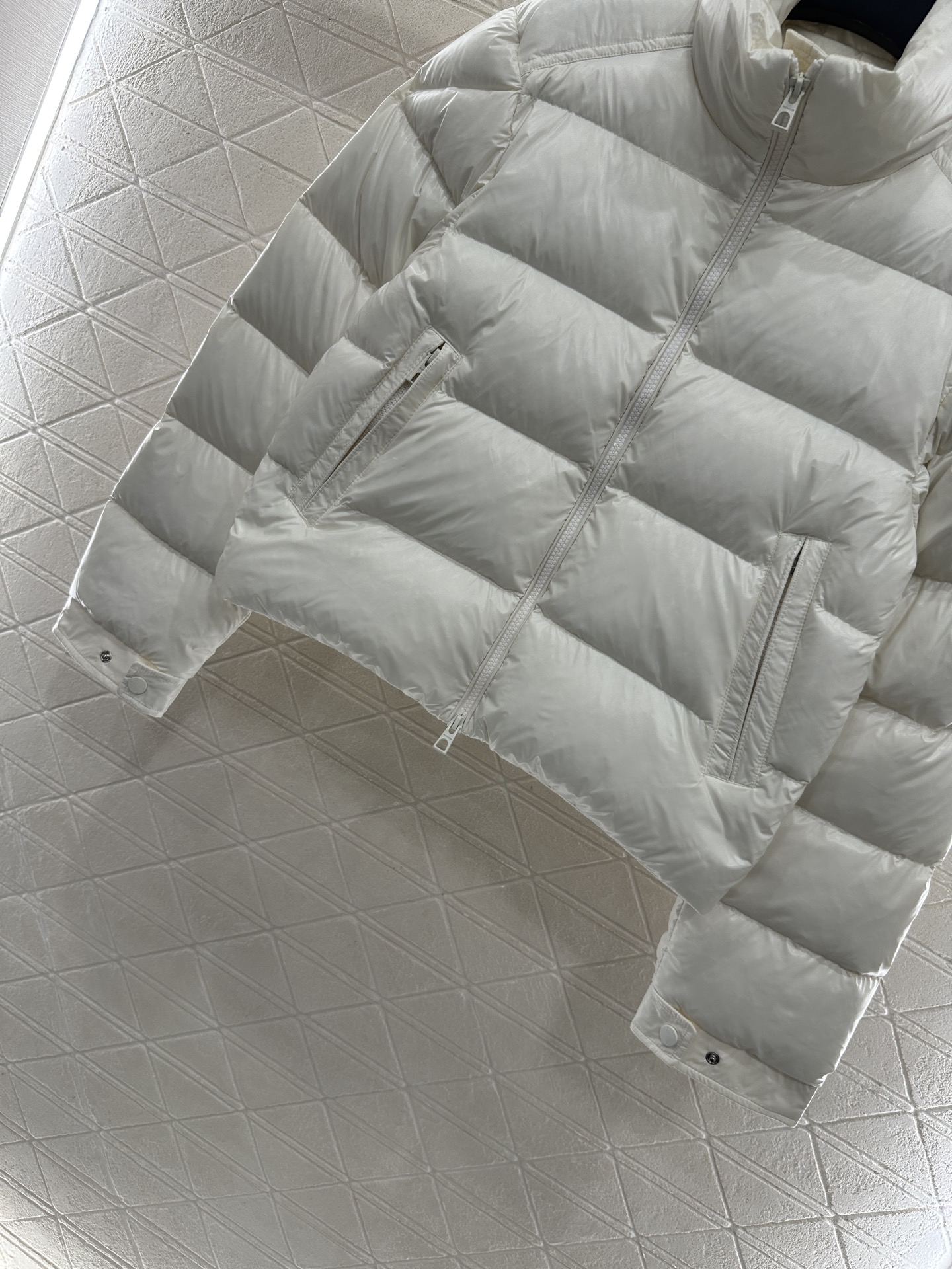 ♥Moncle*♥2025新品上架 长方压纹立领羽绒服定制YB进口再生尼龙材质，白鹅绒填充内里，整件轻盈