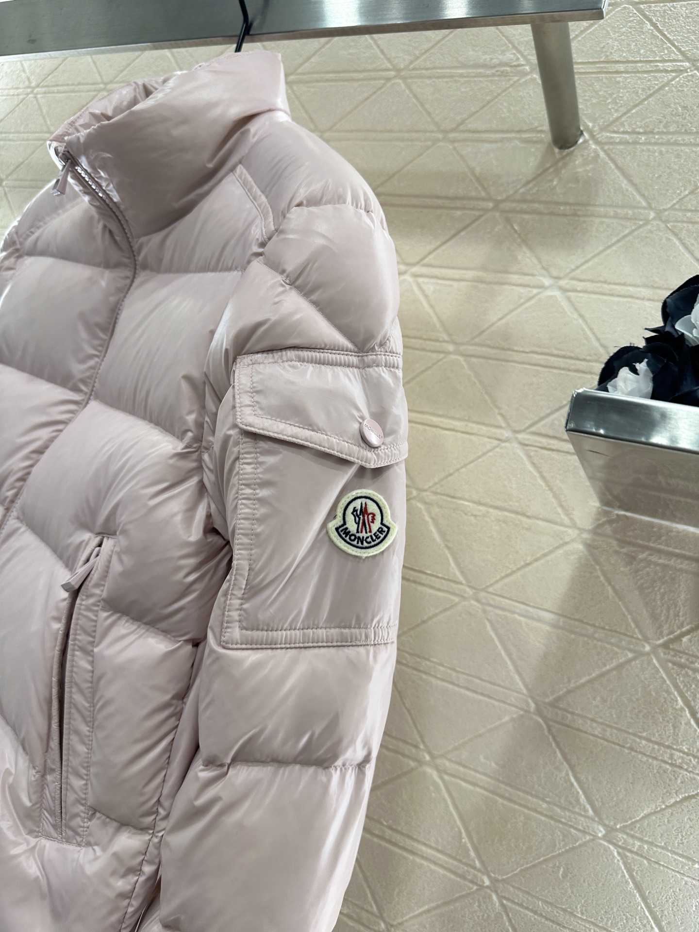 ♥Moncle*♥2025新品上架 长方压纹立领羽绒服定制YB进口再生尼龙材质，白鹅绒填充内里，整件轻盈