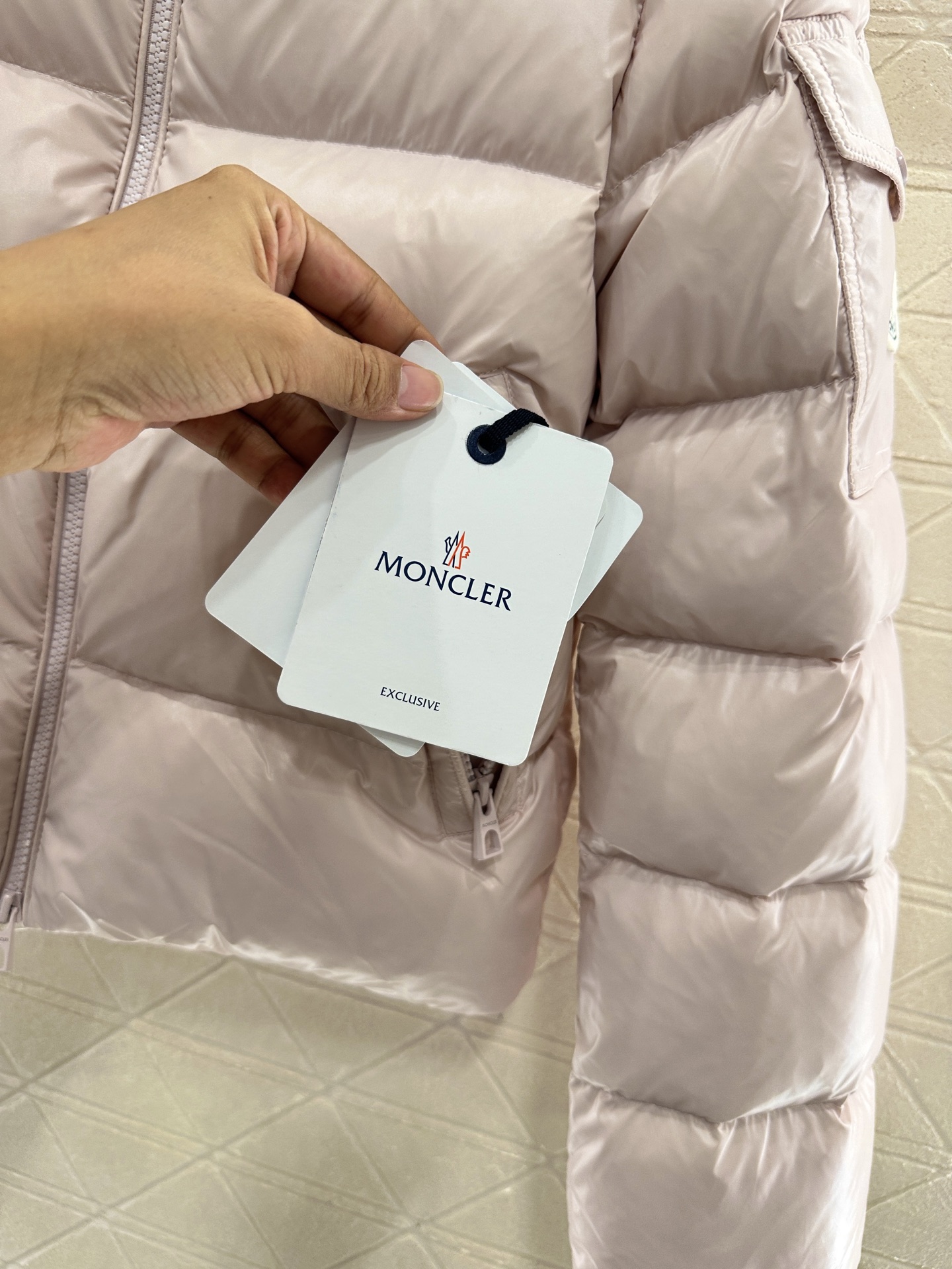 ♥Moncle*♥2025新品上架 长方压纹立领羽绒服定制YB进口再生尼龙材质，白鹅绒填充内里，整件轻盈