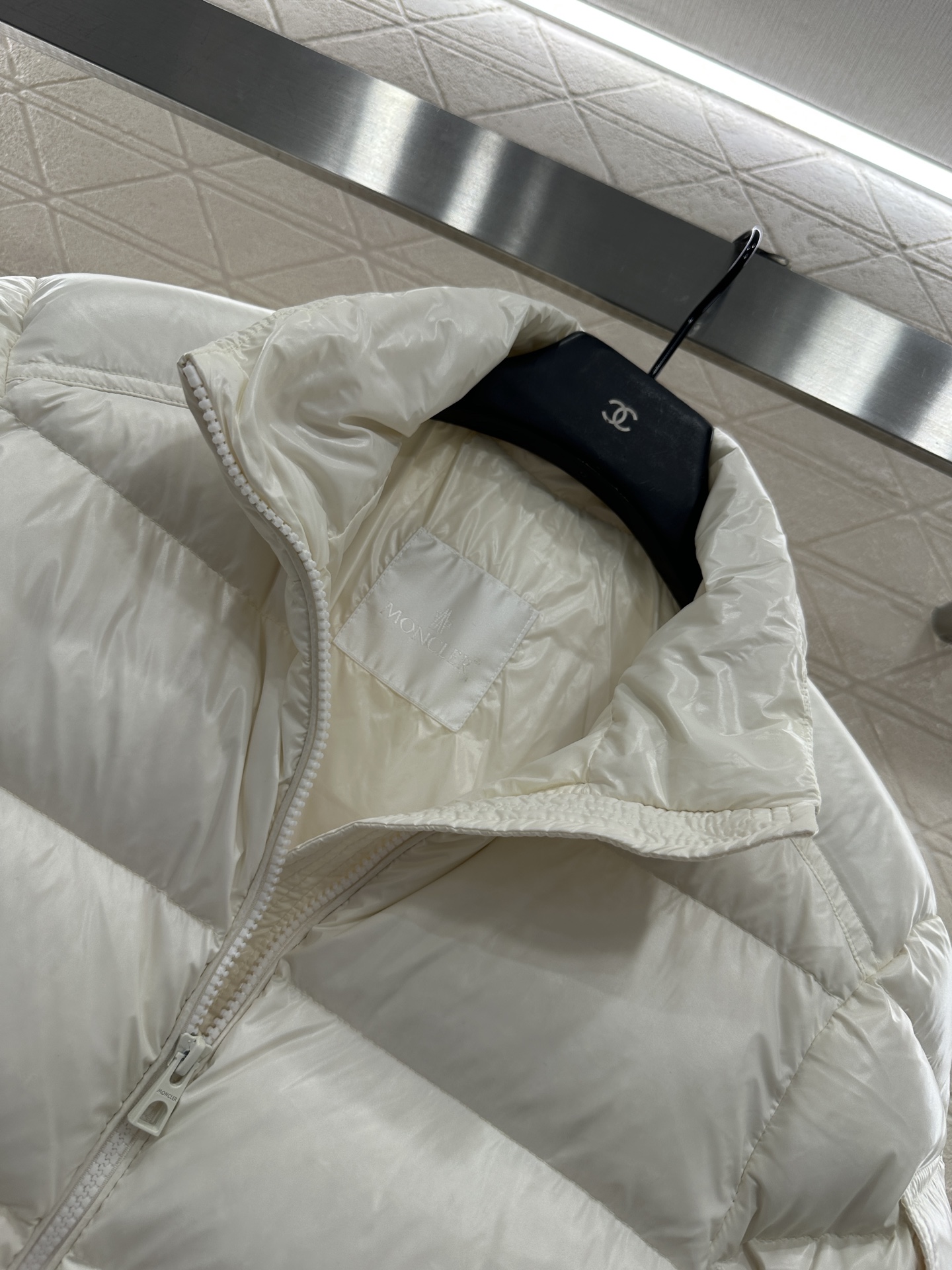 ♥Moncle*♥2025新品上架 长方压纹立领羽绒服定制YB进口再生尼龙材质，白鹅绒填充内里，整件轻盈