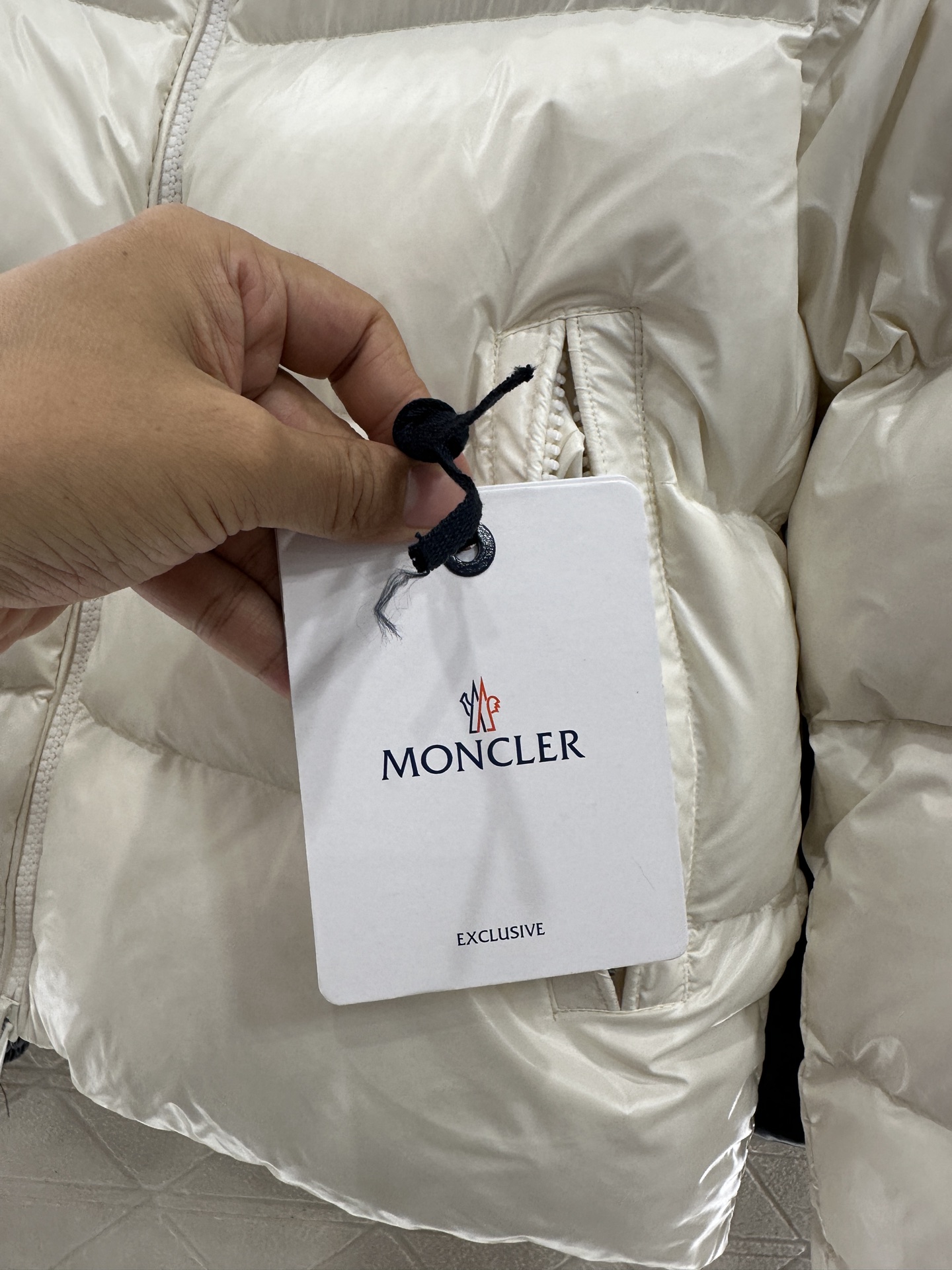 ♥Moncle*♥2025新品上架 长方压纹立领羽绒服定制YB进口再生尼龙材质，白鹅绒填充内里，整件轻盈