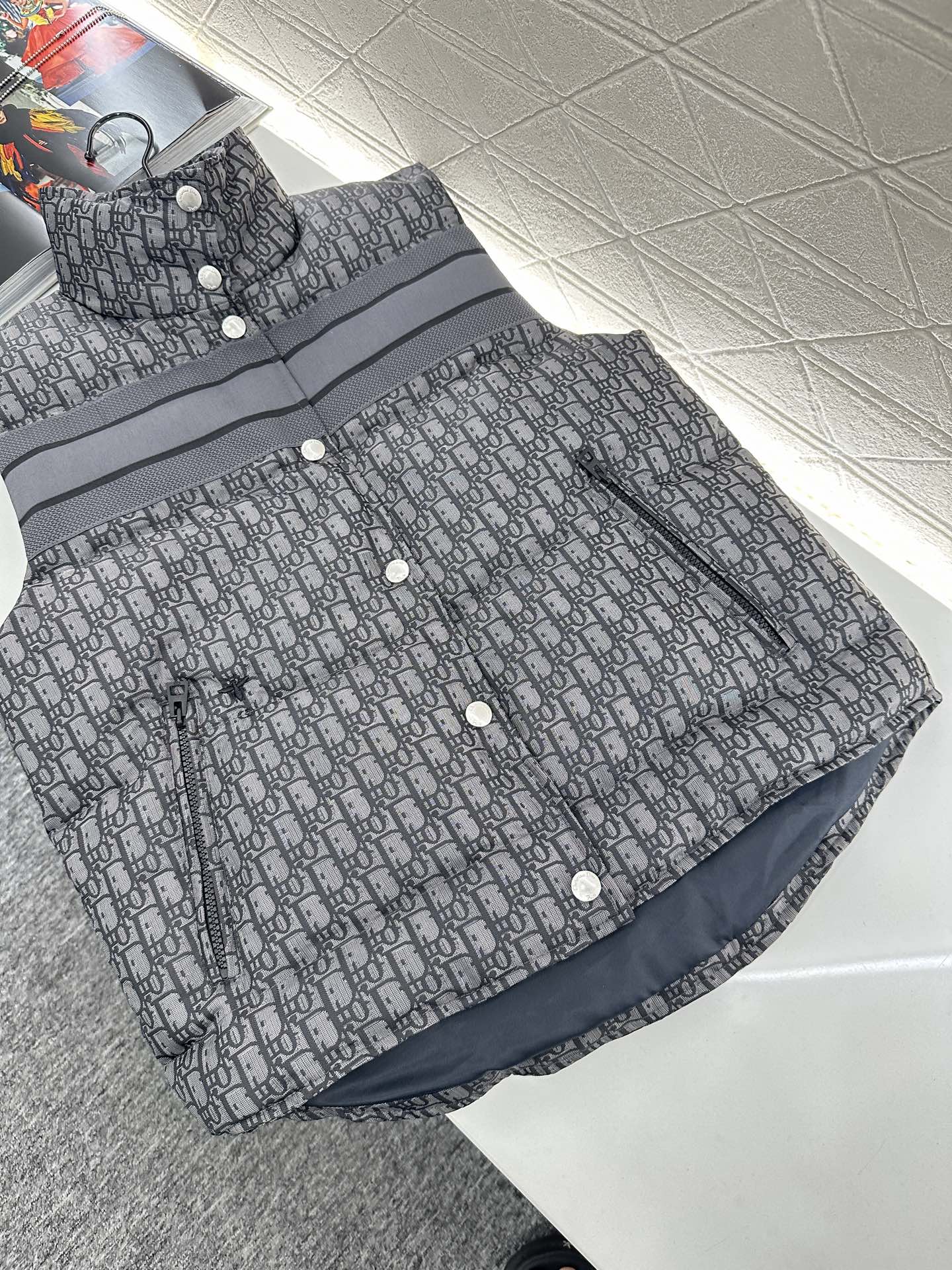 ♥Dio*♥2025新品上架 立领提花羽绒马甲定制YB进口提花材质，羽绒填充内里，整件轻盈保暖，立领提花