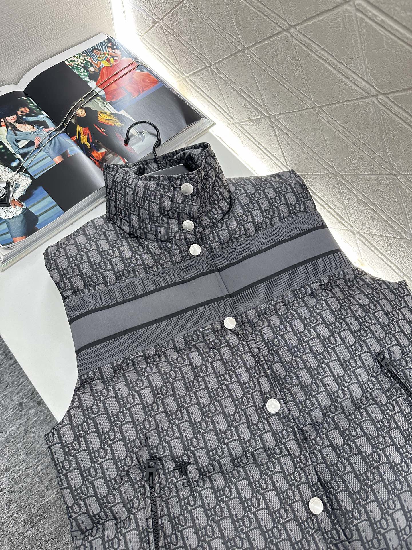 ♥Dio*♥2025新品上架 立领提花羽绒马甲定制YB进口提花材质，羽绒填充内里，整件轻盈保暖，立领提花