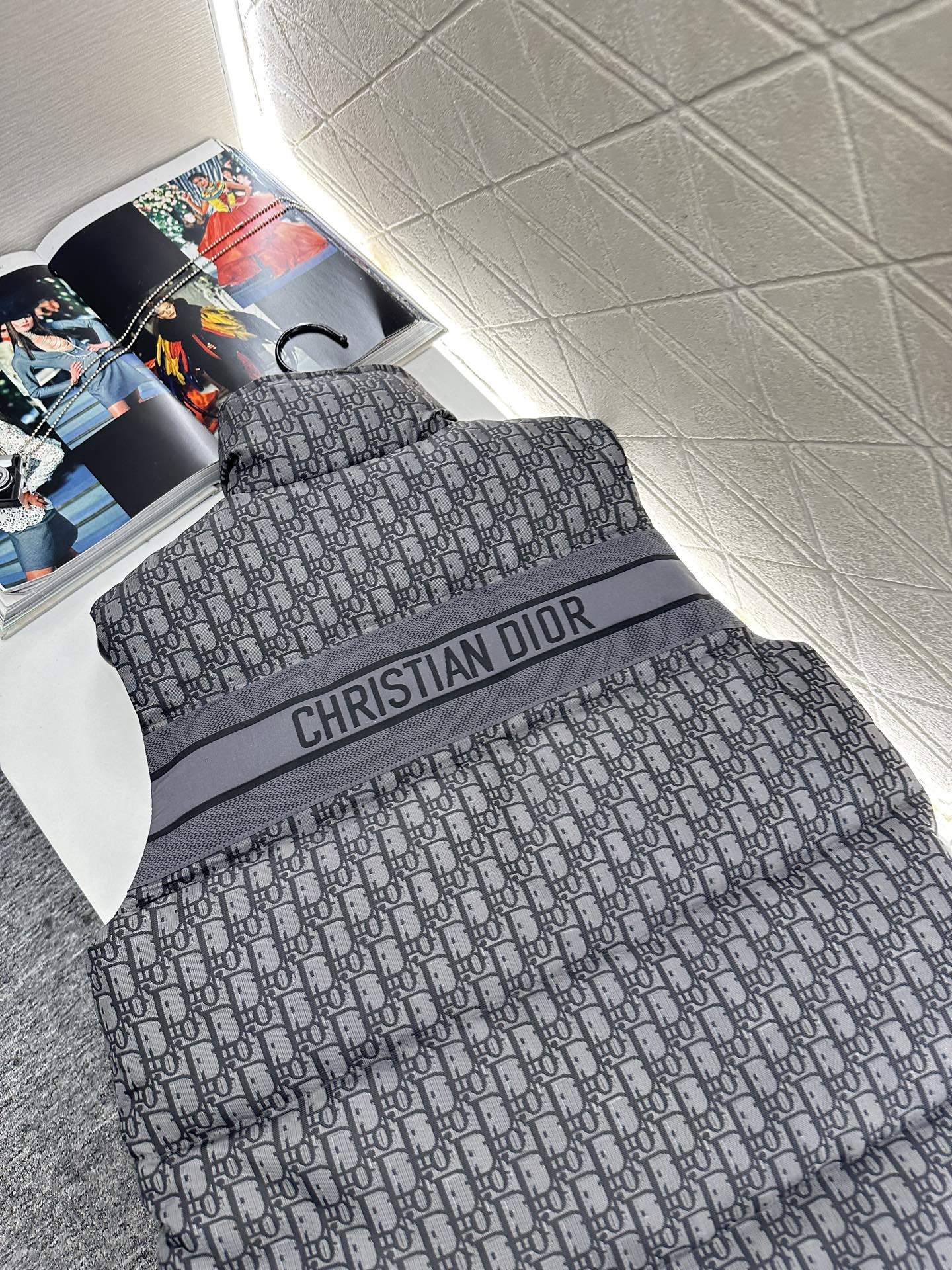 ♥Dio*♥2025新品上架 立领提花羽绒马甲定制YB进口提花材质，羽绒填充内里，整件轻盈保暖，立领提花