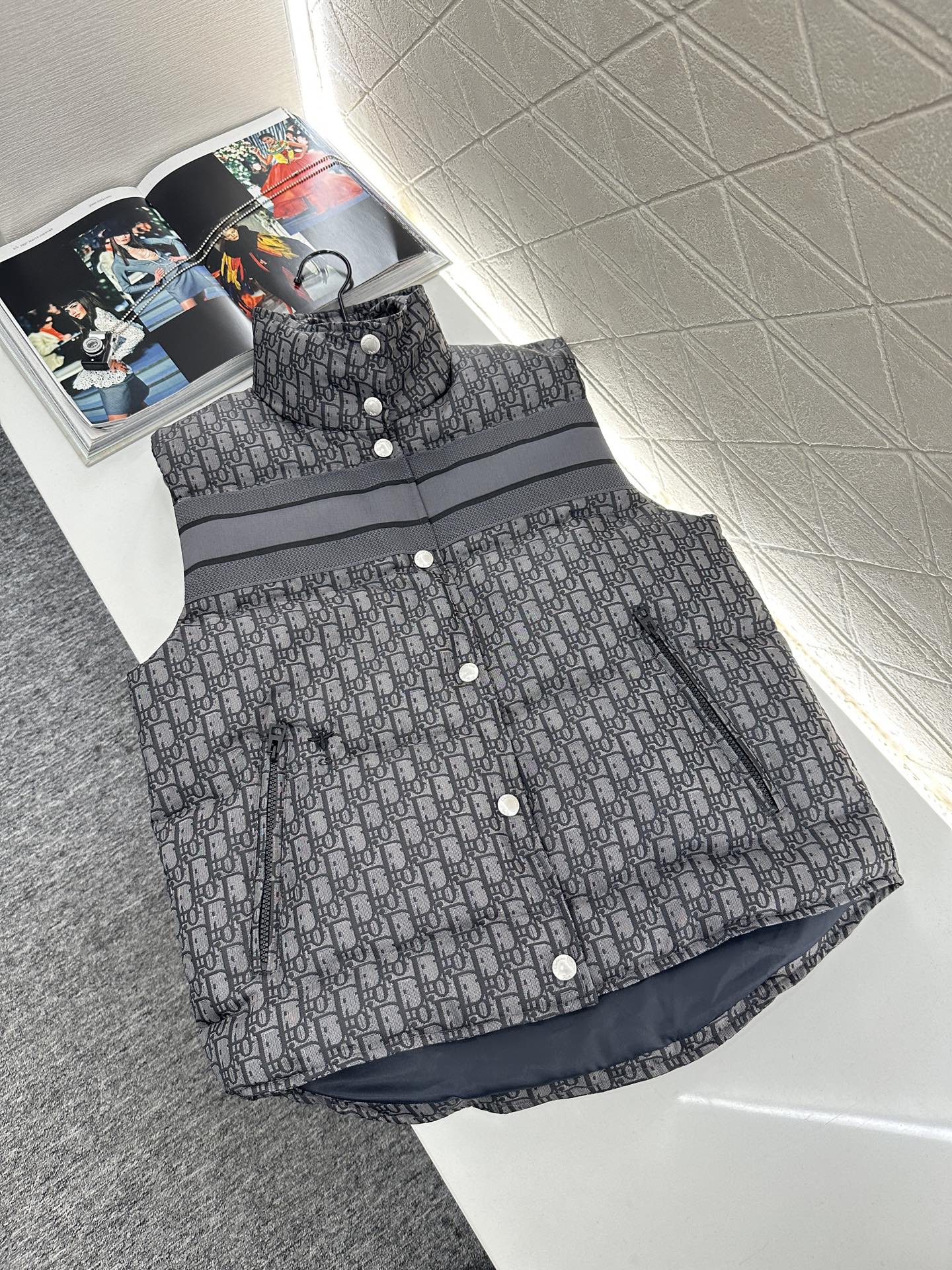 ♥Dio*♥2025新品上架 立领提花羽绒马甲定制YB进口提花材质，羽绒填充内里，整件轻盈保暖，立领提花