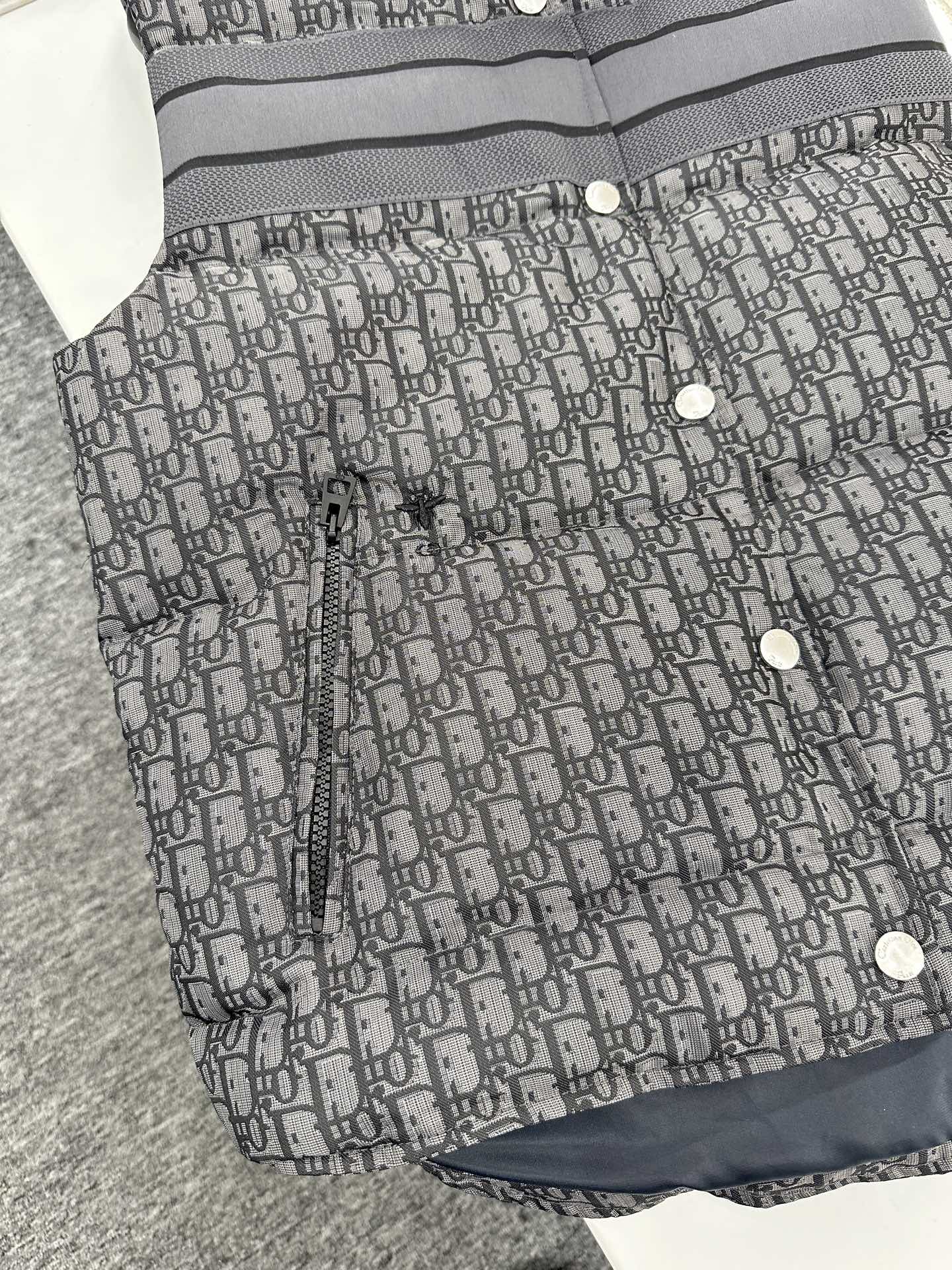 ♥Dio*♥2025新品上架 立领提花羽绒马甲定制YB进口提花材质，羽绒填充内里，整件轻盈保暖，立领提花