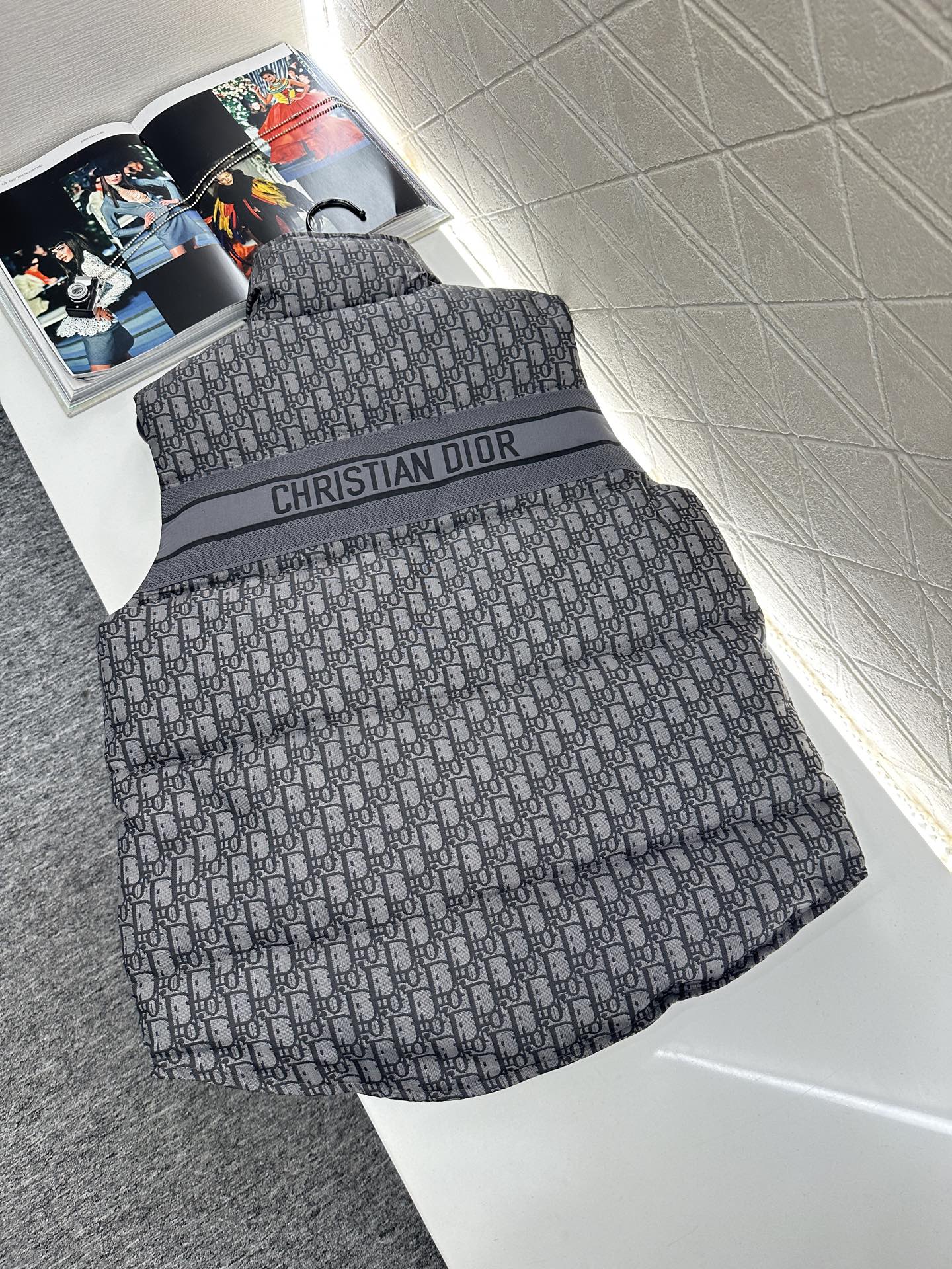 ♥Dio*♥2025新品上架 立领提花羽绒马甲定制YB进口提花材质，羽绒填充内里，整件轻盈保暖，立领提花