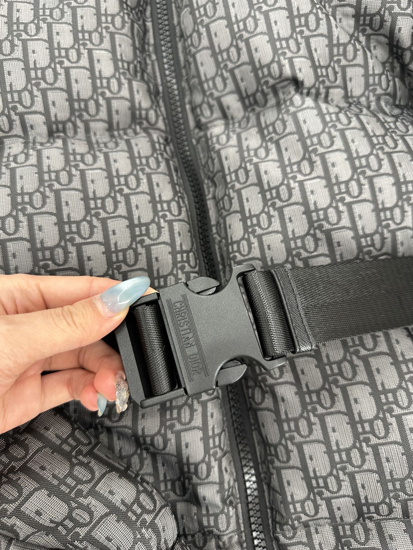 ♥Dio*♥2025新品上架 腰带立领提花羽绒外套定制YB进口提花材质，羽绒填充内里，整件轻盈保暖，立领