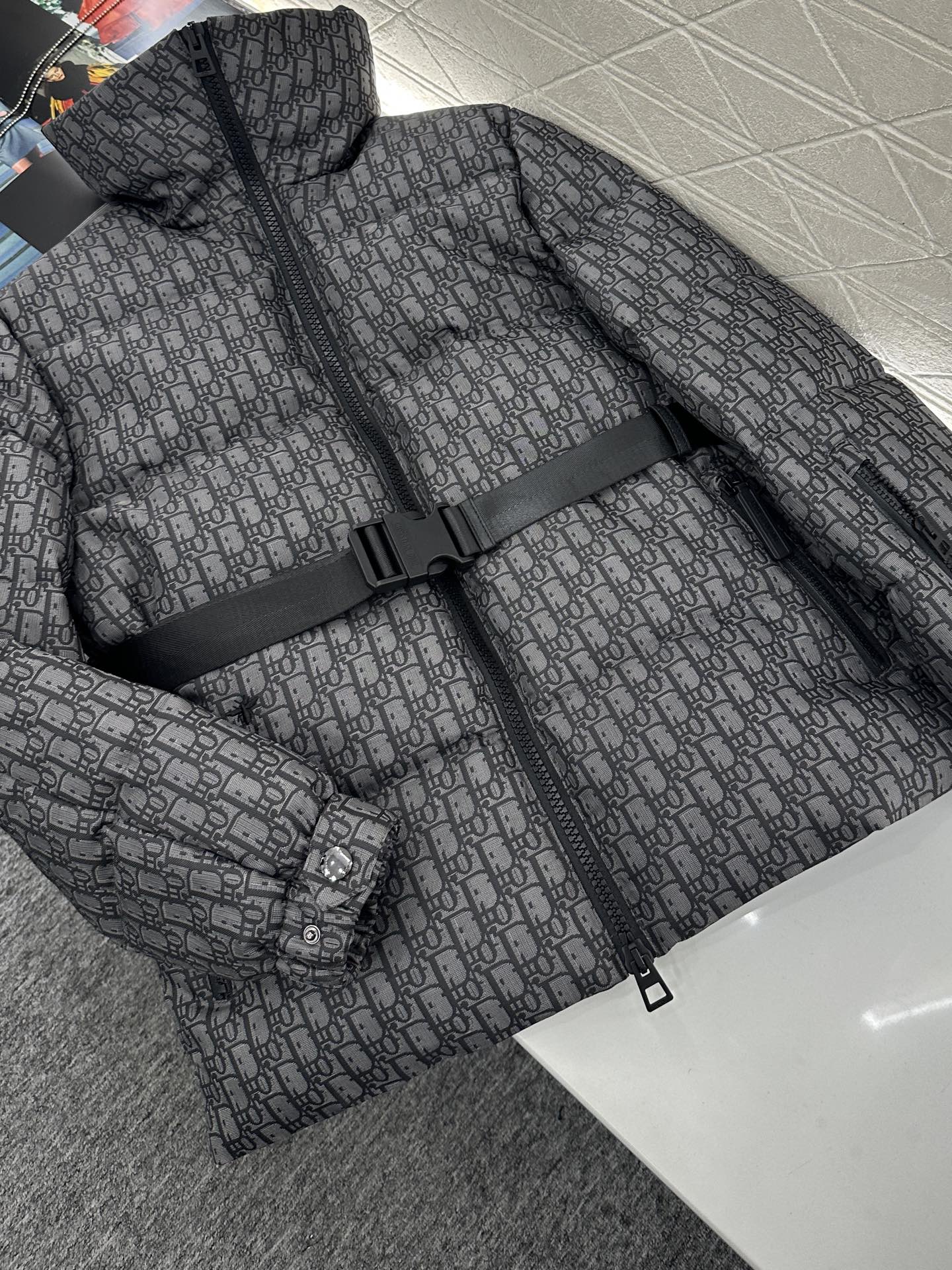 ♥Dio*♥2025新品上架 腰带立领提花羽绒外套定制YB进口提花材质，羽绒填充内里，整件轻盈保暖，立领