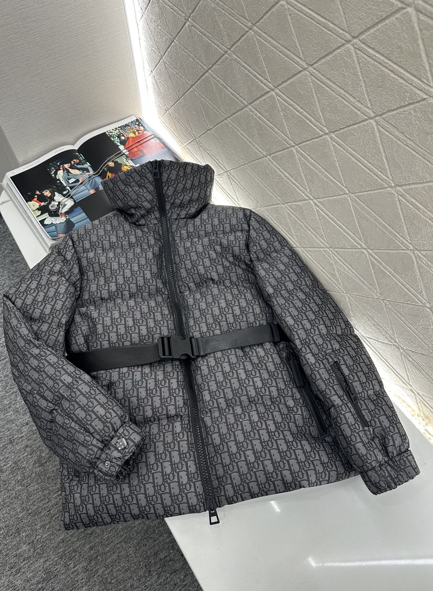 ♥Dio*♥2025新品上架 腰带立领提花羽绒外套定制YB进口提花材质，羽绒填充内里，整件轻盈保暖，立领