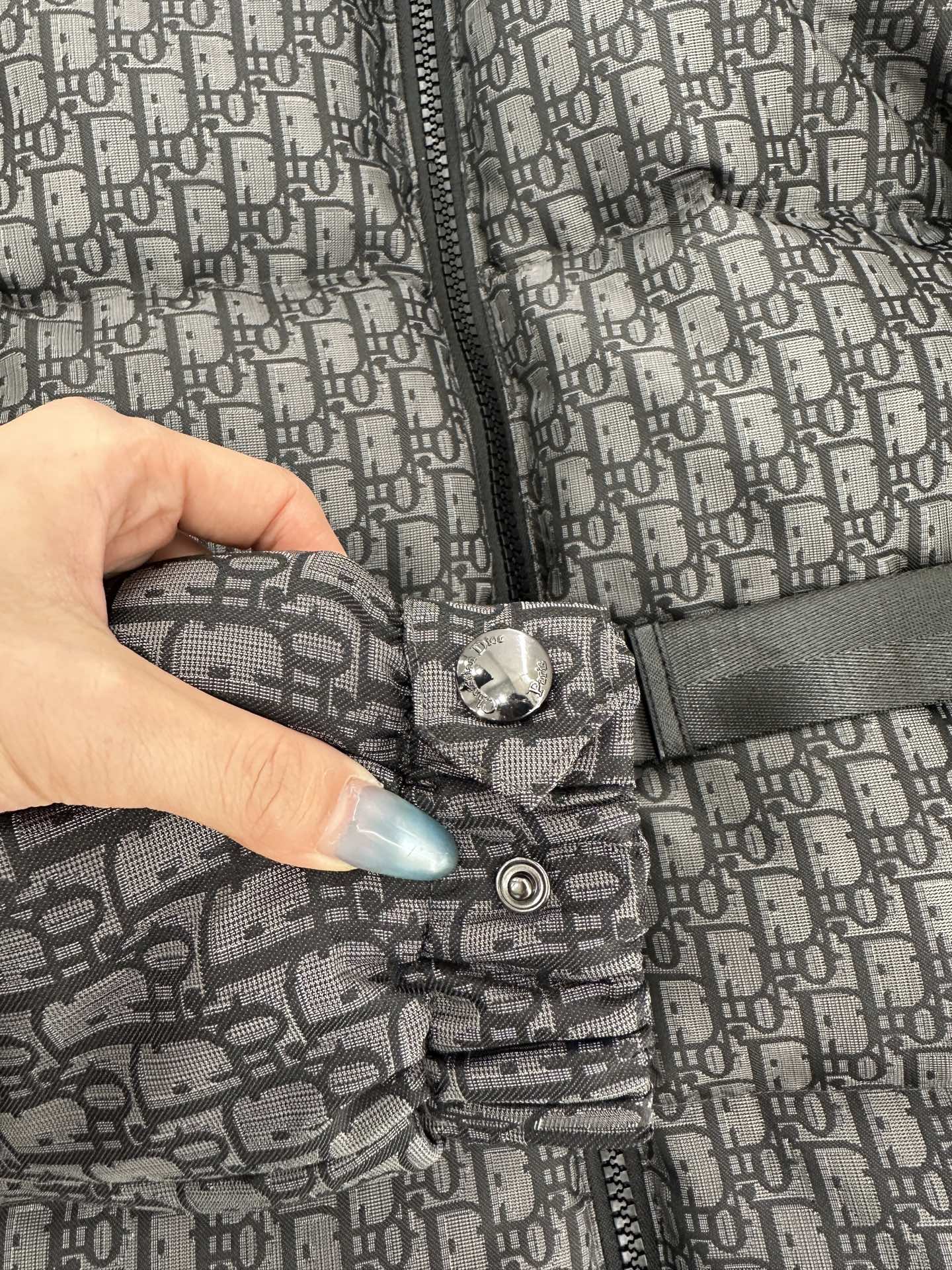 ♥Dio*♥2025新品上架 腰带立领提花羽绒外套定制YB进口提花材质，羽绒填充内里，整件轻盈保暖，立领