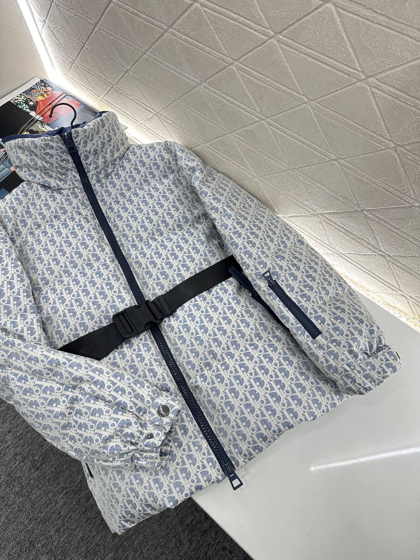 ♥Dio*♥2025新品上架 腰带立领提花羽绒外套定制YB进口提花材质，羽绒填充内里，整件轻盈保暖，立领