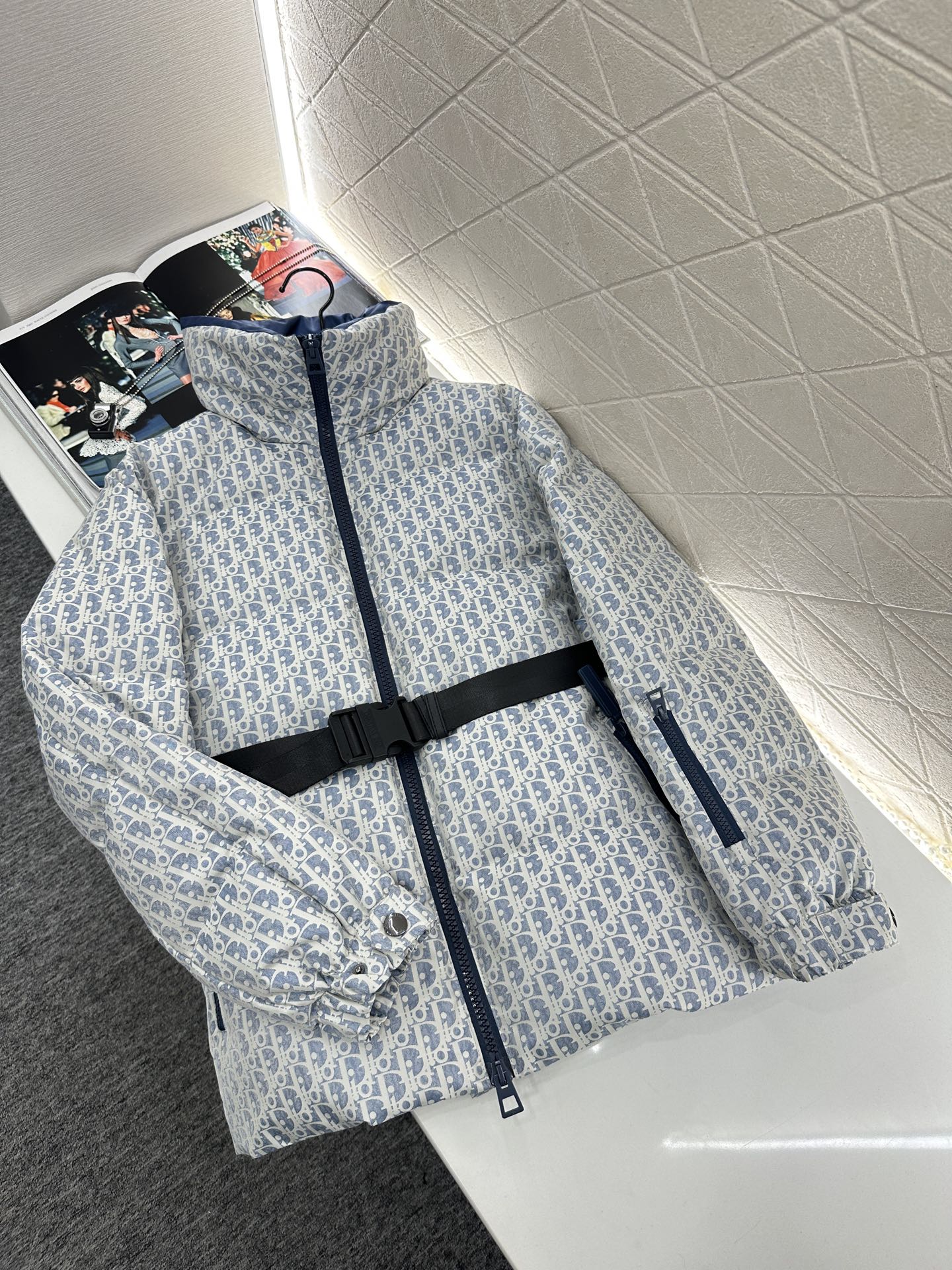 ♥Dio*♥2025新品上架 腰带立领提花羽绒外套定制YB进口提花材质，羽绒填充内里，整件轻盈保暖，立领