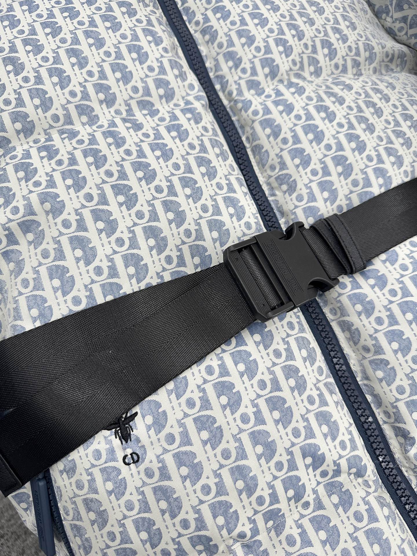 ♥Dio*♥2025新品上架 腰带立领提花羽绒外套定制YB进口提花材质，羽绒填充内里，整件轻盈保暖，立领