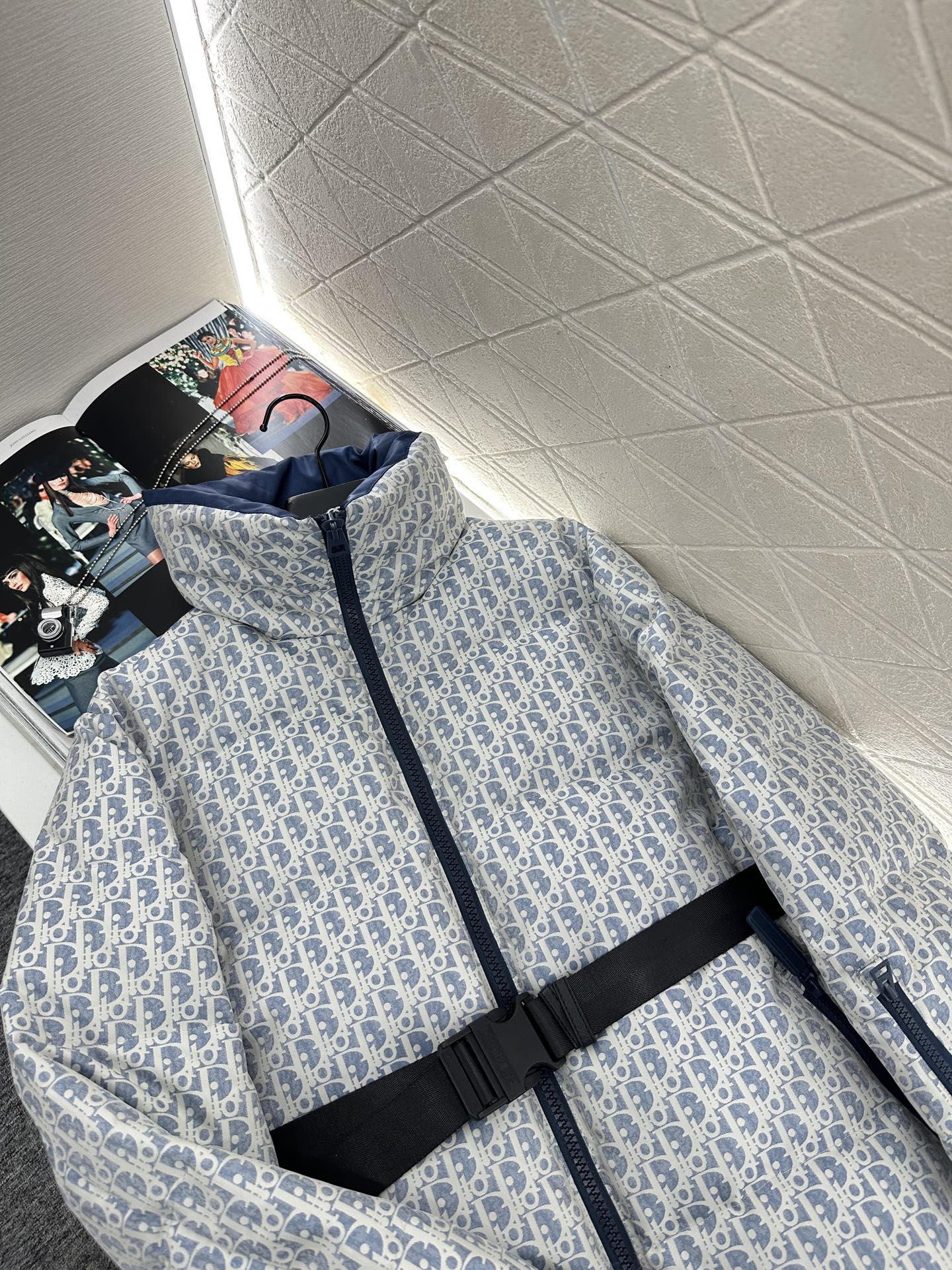 ♥Dio*♥2025新品上架 腰带立领提花羽绒外套定制YB进口提花材质，羽绒填充内里，整件轻盈保暖，立领