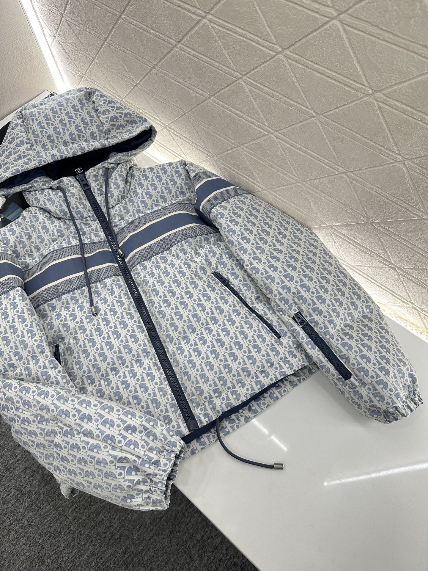 ♥Dio*♥2025新品上架 连帽提花羽绒外套定制YB进口提花材质，羽绒填充内里，整件轻盈保暖，连帽抽绳